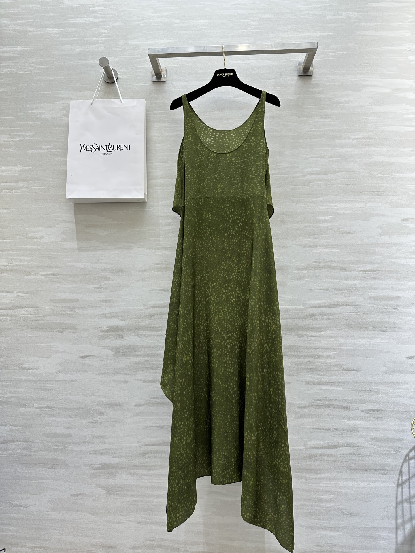 NO:326207,#ysl spring and summer new style, forest green silk wrap, sleeveless vest skirt, one-piece hem, various ways to wear!  High-quality customization Spot first-time sizeS/M/L (M size bust 82, skirt length 133) 6989, saint laurent, skirts, real silk, alexander wang19860909#ysl春夏新款 森林绿真丝围裹 无袖背心裙 一片式下摆 多种穿法！高品质定制 现货首发sizeS/M/L（M码胸围82,裙长133）6989,,saint laurent,skirts,real silk,alexander wang,Women's clothing