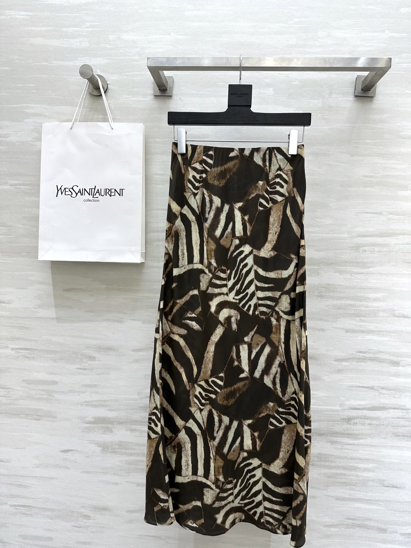 NO:326189,#ysl spring and summer new style silk printed skirt high quality customization spot first size36/38/40/42 (40 size waist 68, skirt length 100) 69, saint laurent, skirt 1, real silk, alexander wang19860909#ysl春夏新款 真丝印花半裙 高品质定制 现货首发size36/38/40/42（40码腰围68,裙长100）69,,saint laurent,skirts,real silk,alexander wang,Women's clothing