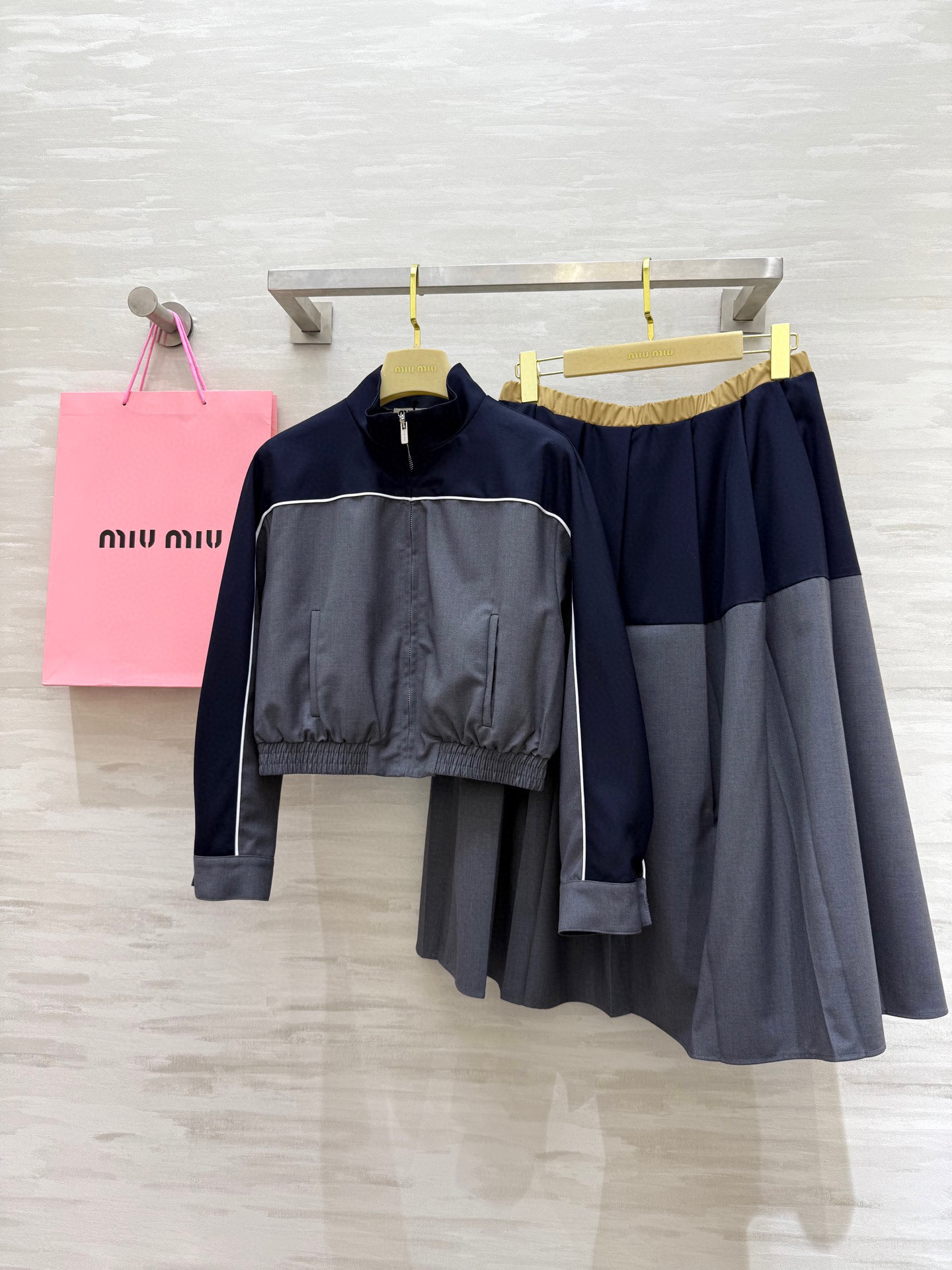 NO:317286,#Miumi Spring and Summer New Style Contrast Color Splicing Academy Suit Jacket Skirt Set High Quality Customization Spot First-time SizeS/M/L (M size bust 94, 50 length, skirt waist 72, skirt length 74), Miumiu, skirt 75, jackets & coats, business suit, alexander wang19860909#Miumi春夏新款 撞色拼接学院西装夹克半裙套装 高品质定制 现货首发sizeS/M/L（M码胸围94,衣长50,半裙腰围72,裙长74）,,miumiu,skirts,jackets & coats,business suit,alexander wang,Women's clothing