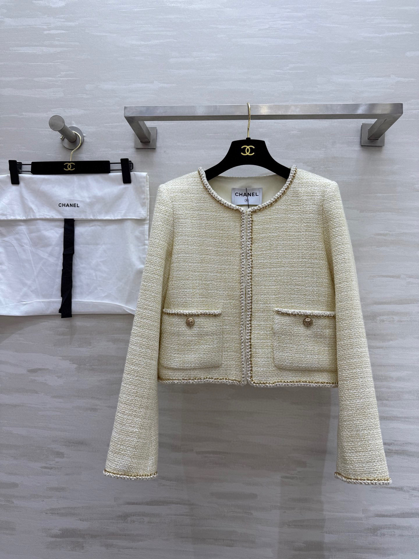 NO:317293,#Chane early spring new style braided soft tweed jacket Exclusively launched pure hand-sewn chain Three-dimensional tailoring style clear contour High-quality customization Spot size36/38/40 (36 size shoulder width 37, bust 98, 58 length), Chanel, jackets & coats, alexander wang19860909#Chane早春新款 编织软花呢外套 独家开版 纯手工缝制链条 立体剪裁版型轮廓清晰 高品质定制 现货首发size36/38/40（36码肩宽37,胸围98,衣长58）,,chanel,jackets & coats,alexander wang,Women's clothing