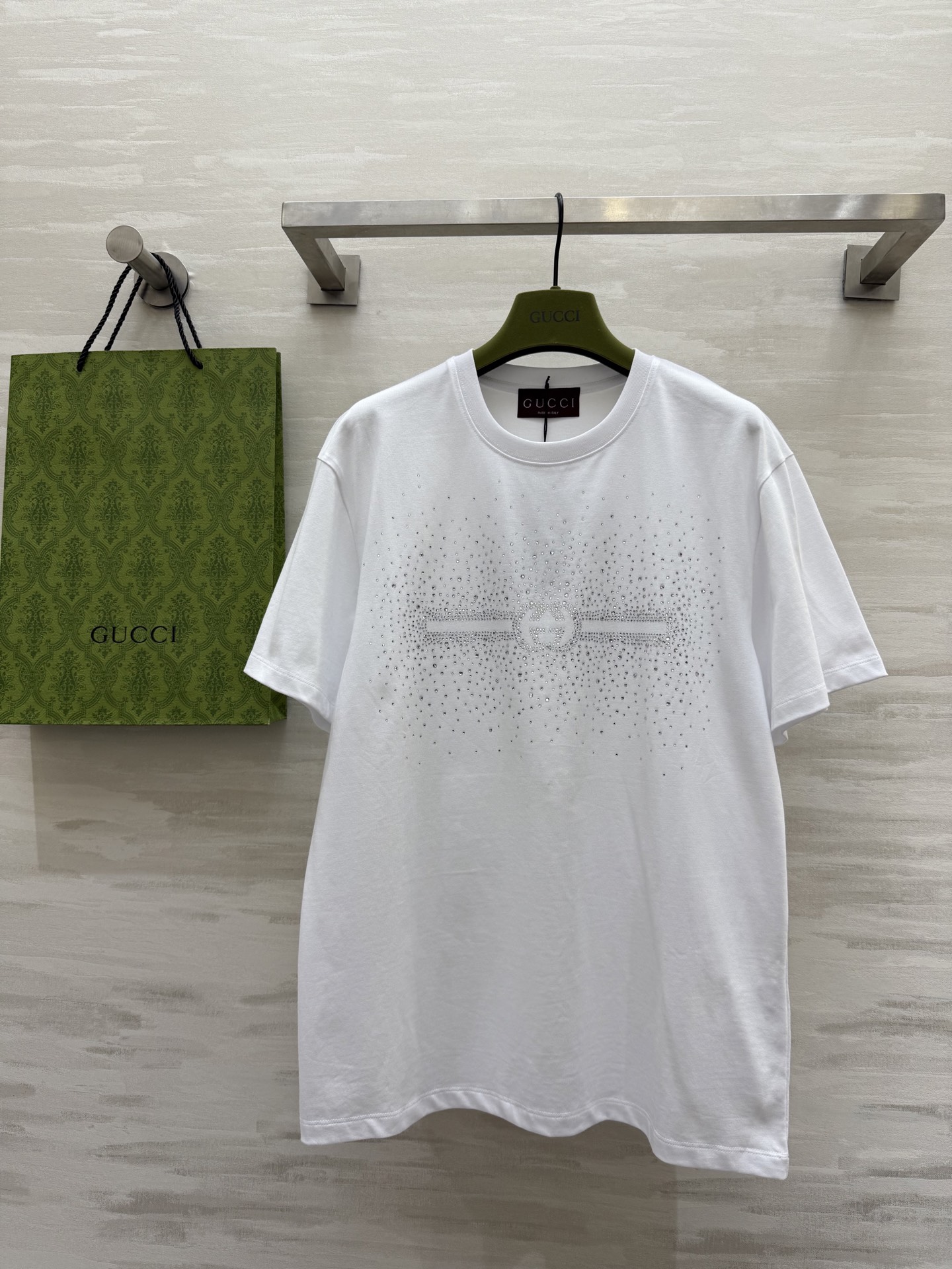 NO:317284,#Gucc spring and summer new style heavy industry high temperature ironing T-shirt high quality customization spot first-time sizeS/M/L (size size 48 shoulder width, bust 102, length 70), gucci,tees, t-shirt, alexander wang19860909#Gucc春夏新款 重工高温烫钻T恤 高品质定制 现货首发sizeS/M/L（s码肩宽48,胸围102,衣长70）,,gucci,tees，t-shirt,alexander wang,Women's clothing