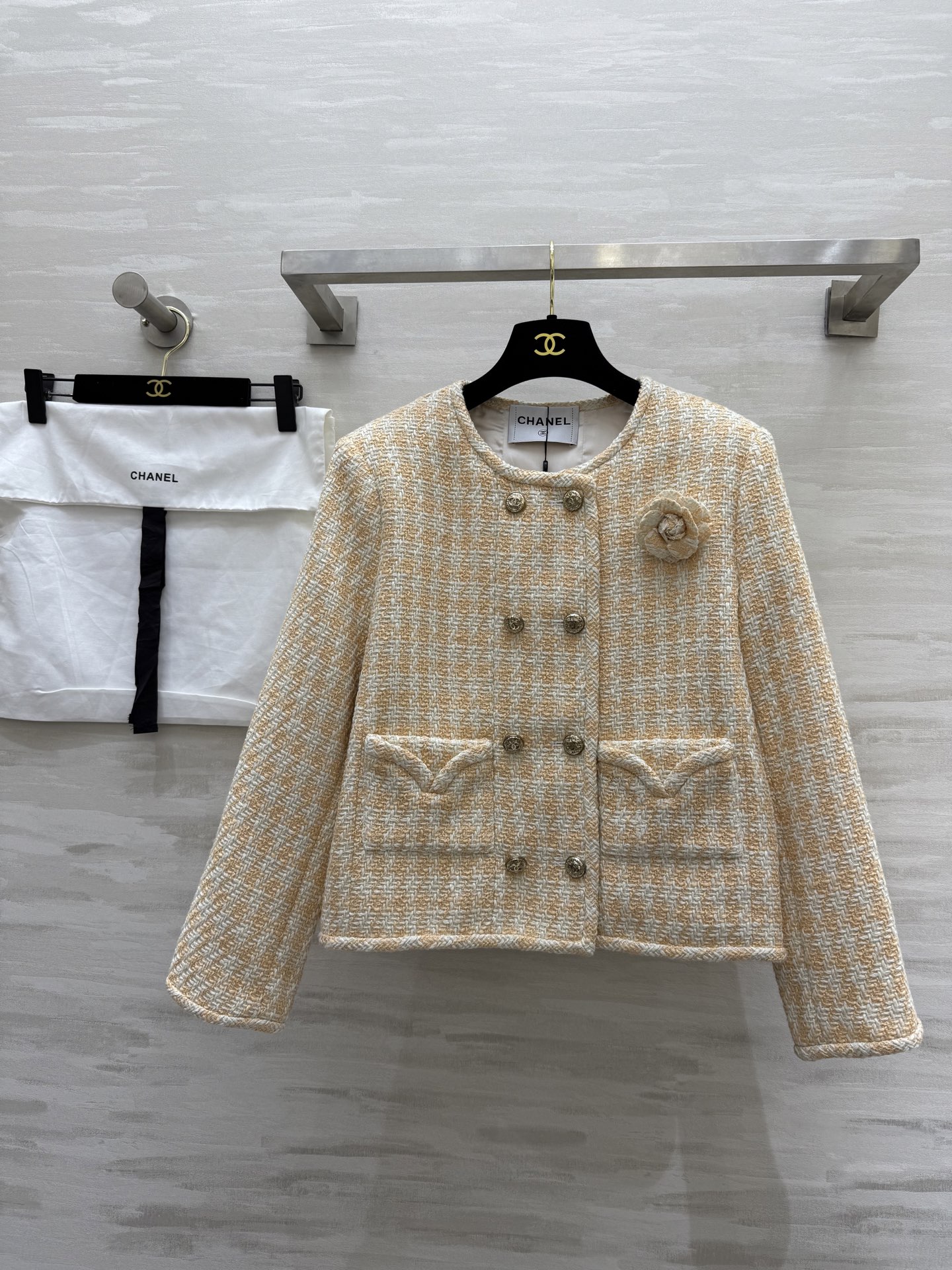 NO:317274,#ChaneC Gentle braided jacket, white and gentle color, delicate and high-end buttons with mold opening, high quality customization, spot first-time size36/38/40 (38 size shoulder width 37, bust 100, length 57),,chanel, jackets & coats,alexander wang19860909#ChaneC 温柔系编织外套 颜色显白又温柔 开模小香纽扣精致高级 高品质定制 现货首发size36/38/40（38码肩宽37,胸围100,衣长57）,,chanel,jackets & coats,alexander wang,Women's clothing