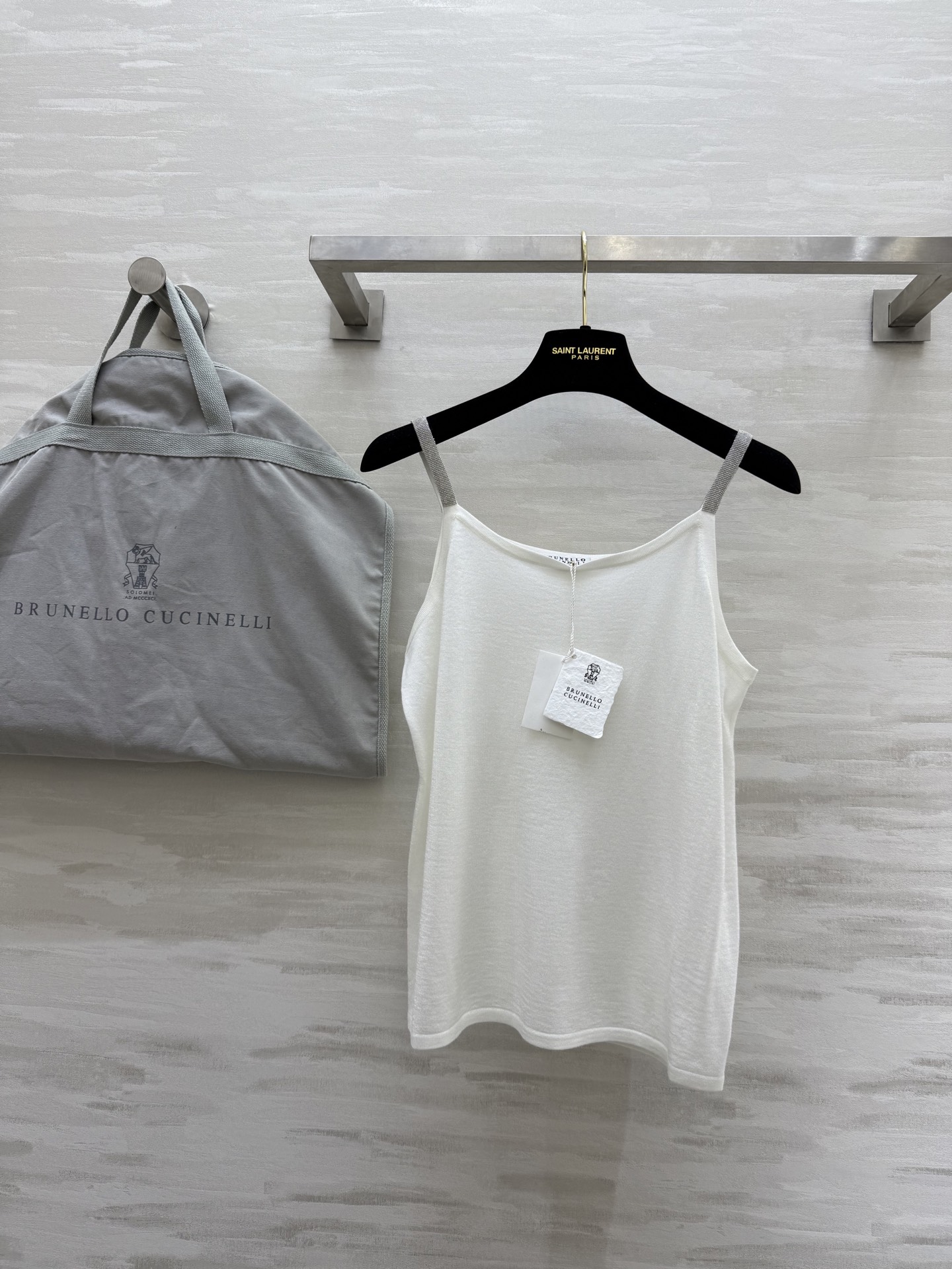 NO:317277,#BC Spring and Summer New Style, Slim Cotton Fine Rib Vest, Slim Rib Sleeveless Top, Light and Casual Fabric, Perfectly Fitting the Contour, Exquisite Finishes Make the Classic Taste Created by Fine Rib Crafts Beaded Embroidery on Slim Strap, The authentic style of Brunello Cucinelli shines charming, High Quality Customization, Spot-First SizeM/L,,brunello Cucinelli,alexander wang19860909#BC春夏新款 肩带弹棉细罗纹小背心 弹细罗纹无袖上衣简约线条 轻盈而休闲的面料完美契合贴身轮廓 精美饰面让细罗纹工艺营造的经典品味更胜一筹 细肩带上的闪耀镶珠刺绣Brunello Cucinelli 的纯正风格闪耀迷人魅力 高品质定制 现货首发sizeM/L,,brunello cucinelli,alexander wang,Women's clothing