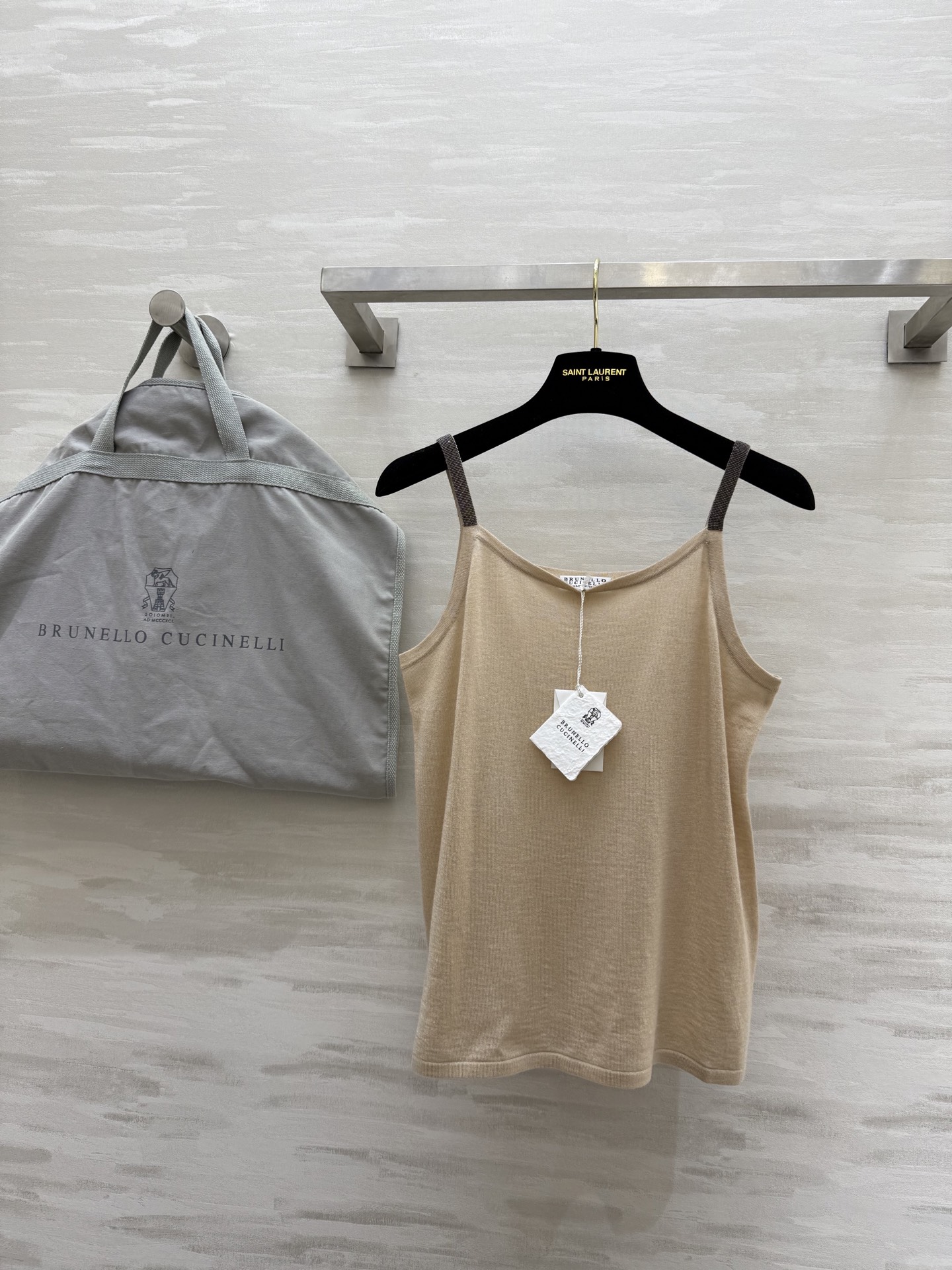 NO:317272,#BC Spring and Summer New Style, Slim Cotton Fine Rib Vest, Slim Rib Sleeveless Top, Light and Casual Fabric Perfectly Fits the Contour, Exquisite Finishes Make the Classic Taste Created by Fine Rib Crafts Beaded Embroidery on Slim Strap, The authentic style of Brunello Cucinelli shines charming, High Quality Customization, Spot sizeM/,,brunello cucinelli,alexander wang19860909#BC春夏新款 肩带弹棉细罗纹小背心 弹细罗纹无袖上衣简约线条 轻盈而休闲的面料完美契合贴身轮廓 精美饰面让细罗纹工艺营造的经典品味更胜一筹 细肩带上的闪耀镶珠刺绣Brunello Cucinelli 的纯正风格闪耀迷人魅力 高品质定制 现货首发sizeM/,,brunello cucinelli,alexander wang,Women's clothing