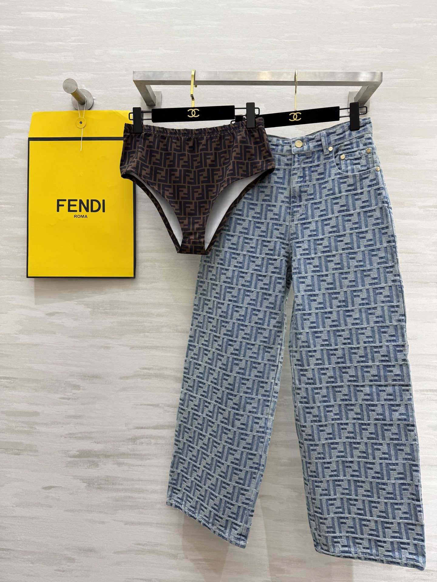 NO:317189,#Fend new popular product, the same style as Song Yuqi, two-piece set of straight wide-leg pants!  FF jacquard logo pure cotton denim fabric with excellent texture and full comfort scores of three washes!  The medium and low waist straight-leg pants look really super slim. The upper body is A and cool and casual temperament. The high-end and handsome tone is irresistible!  High-quality customization Spot first-time sizeS/M/L (M size waist 72, pants length 101), fendi, alexander wang19860909#Fend新品爆款 宋雨琦同款 两件套直筒阔腿裤 ！FF提花logo纯棉牛仔面料 质感超赞 三道洗水工艺舒适度满分！中低腰直筒裤型 真的超级显瘦 上身又A又飒的随性气质 高级帅气的调调让人无法抗拒！高品质定制 现货首发sizeS/M/L（M码腰围72,裤长101）,,fendi,alexander wang,Women's clothing