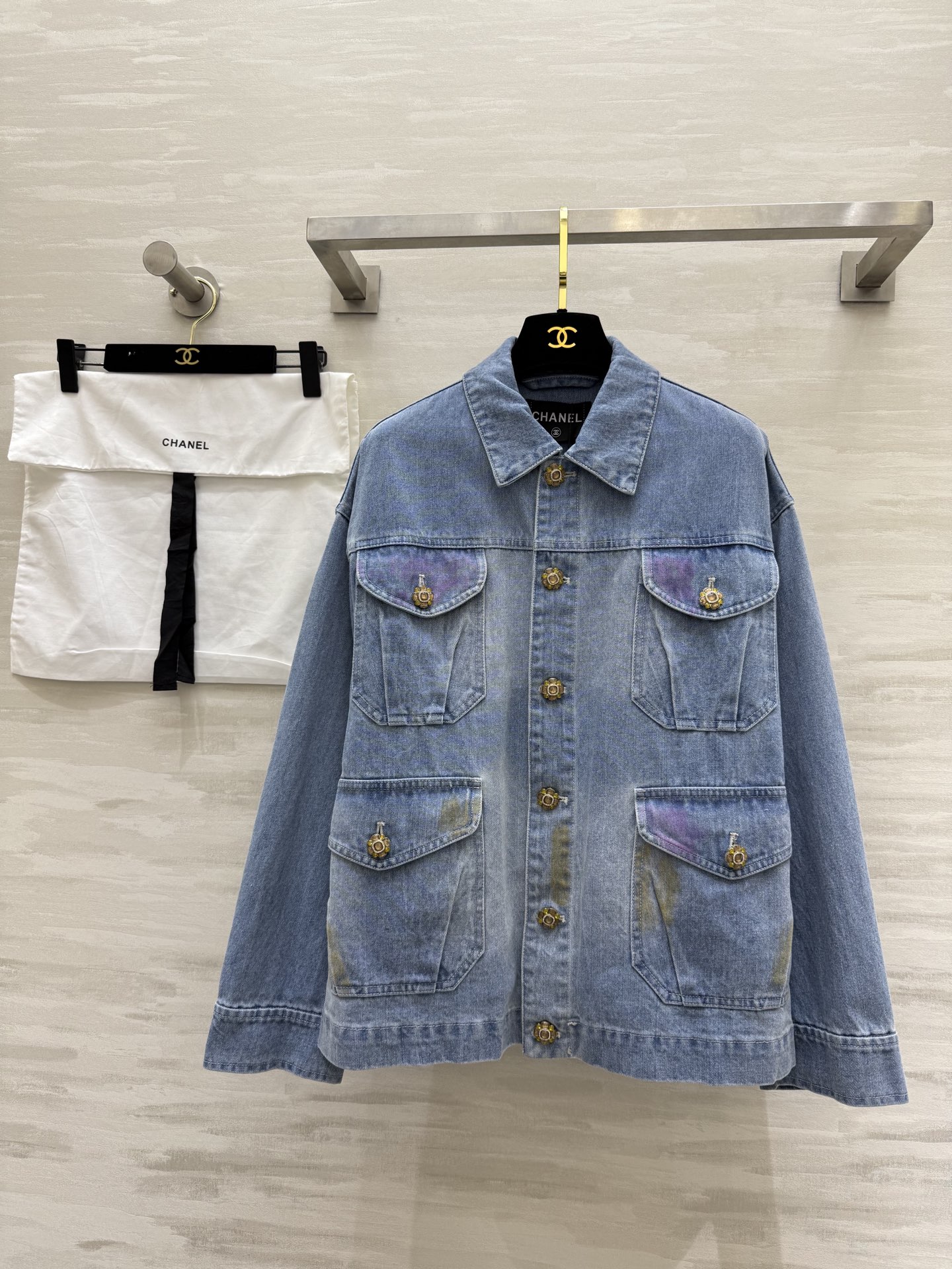 NO:317240,#Chane spring and summer new style retro old washing cowboy jacket high quality customization spot first size36/38/40 (38 size shoulder width 52, bust 114, length 64), chanel, jackets & coats, alexander wang19860909#Chane春夏新款 复古做旧洗水牛仔外套 高品质定制 现货首发size36/38/40（38码肩宽52,胸围114,衣长64）,,chanel,jackets & coats,alexander wang,Women's clothing
