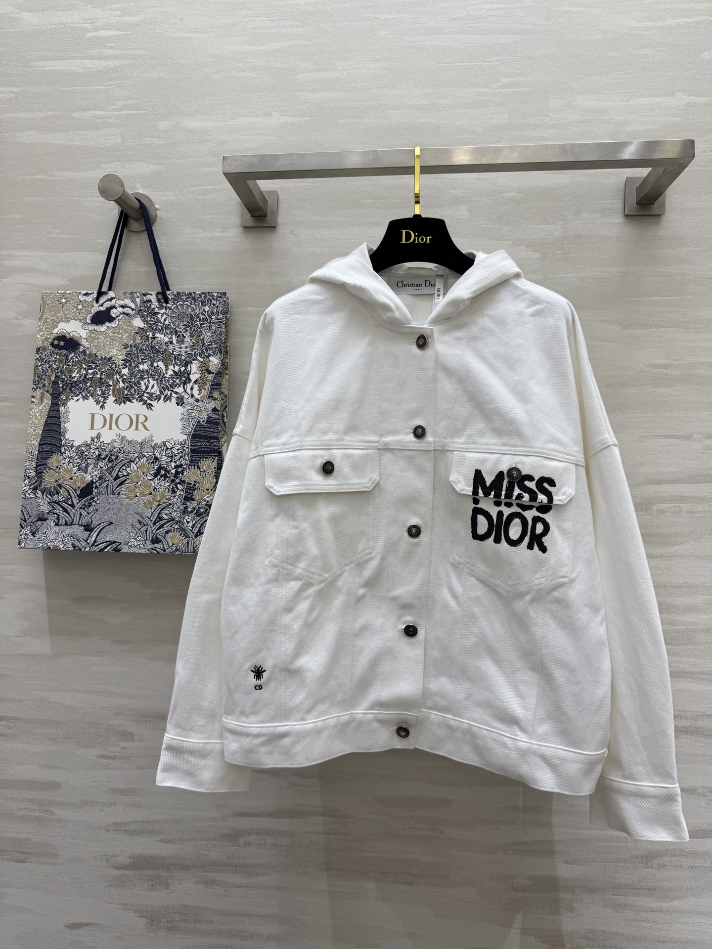 NO:317191,#DIO spring and summer new misslogo graffiti hooded denim jacket high quality customization spot first-time size36/38/40 (38 size bust 114, 59 length), dior, jackets & coats,hats,alexander wang19860909#DIO春夏新款 misslogo涂鸦连帽牛仔外套 高品质定制 现货首发size36/38/40（38码胸围114,衣长59）,,dior,jackets & coats,hats,alexander wang,Women's clothing