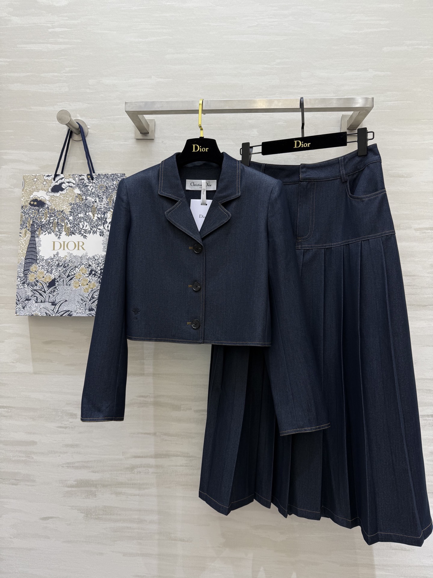 NO:317181,#DIO Spring and Summer New Style Light and Tennis Denim Texture Skirt High Quality Customization Spot First-time Size36/38/40 (38 size shoulder width 38, bust 92, 45 length 42, skirt waist 72, skirt length 87),,dior, skirt 8,alexander wang19860909#DIO春夏新款 轻薄天丝牛仔质地套装裙 高品质定制 现货首发size36/38/40（38码肩宽38,胸围92,衣长45,半裙腰围72,裙长87）,,dior,skirts,alexander wang,Women's clothing