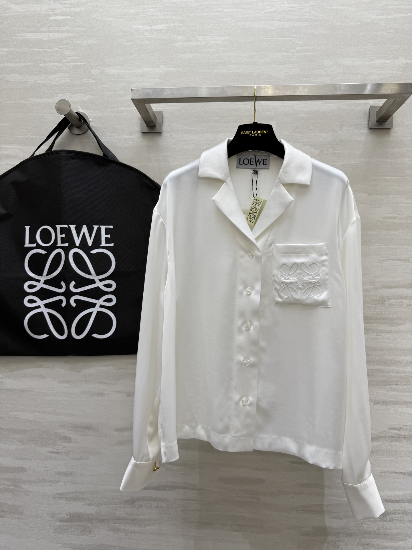NO:317136,#Loew spring and summer new logo embroidered satin shirt elegant minimalist atmospheric high-quality customization spot first-time sizeS/M/L (M size shoulder width 48, bust 114, length 59), loewe, alexander wang19860909#Loew春夏新款 logo刺绣缎面衬衣 优雅极简 大气高级 高品质定制 现货首发sizeS/M/L（M码肩宽48,胸围114,衣长59）,,loewe,alexander wang,Women's clothing