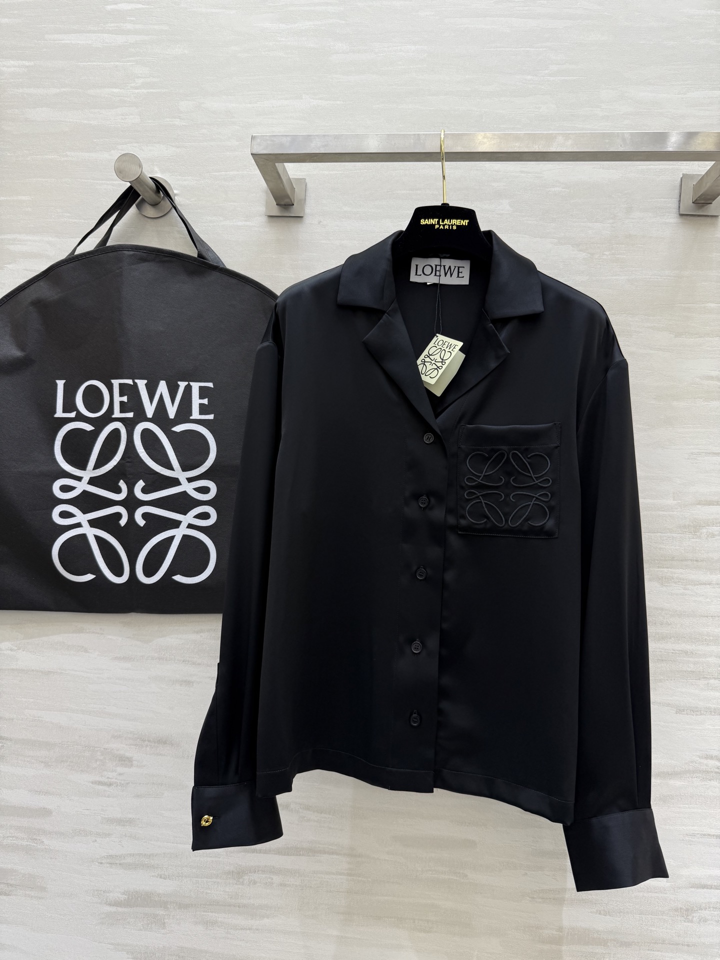 NO:317175,#Loew spring and summer new logo embroidered satin shirt elegant minimalist atmospheric high-quality customization spot first-time sizeS/M/L (M size shoulder width 48, bust 114, length 59), loewe, alexander wang19860909#Loew春夏新款 logo刺绣缎面衬衣 优雅极简 大气高级 高品质定制 现货首发sizeS/M/L（M码肩宽48,胸围114,衣长59）,,loewe,alexander wang,Women's clothing