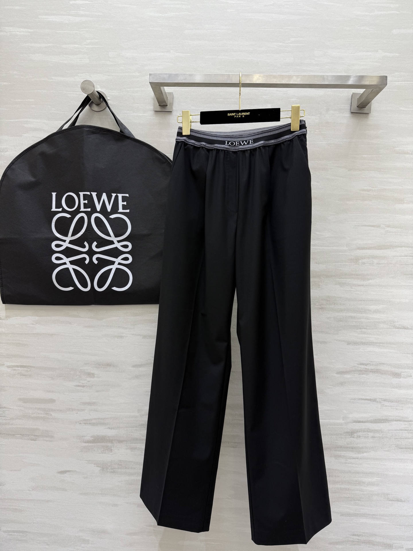 NO:317148,#Loew spring and summer new style wool trousers logo elastic webbing elastic waist comfortable and easy to wear. Three-dimensional tailored straight-leg pants look very slim. High-quality customization. Spot sizeS/M/L (M size waist 66, trouser length 102), loewe, alexander wang19860909#Loew春夏新款 羊毛西裤 logo弹力织带松紧腰舒适好穿 立体剪裁直筒裤型上身非常显瘦 高品质定制 现货首发sizeS/M/L（M码腰围66,裤长102）,,loewe,alexander wang,Women's clothing
