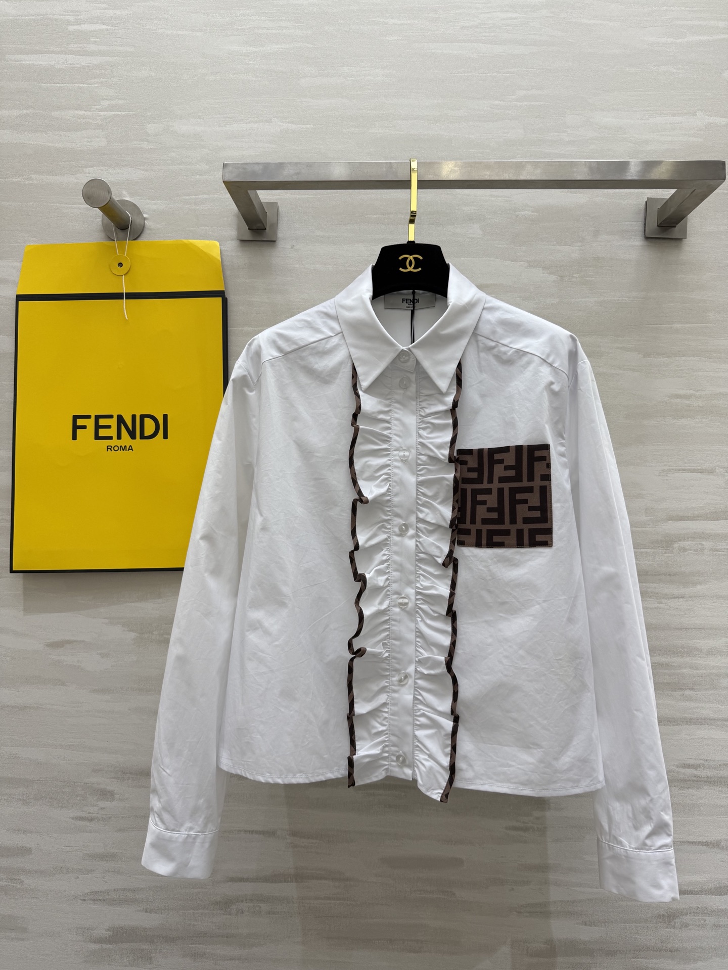 NO:318130,#FEND spring and summer new style short heavy industry pleated shirt high quality customization spot first-time sizeS/M/L (M size bust 106, 54 length), fendi, alexander wang19860909#FEND春夏新款 短款重工褶皱边衬衣 高品质定制 现货首发sizeS/M/L（M码胸围106,衣长54）,,fendi,alexander wang,Women's clothing