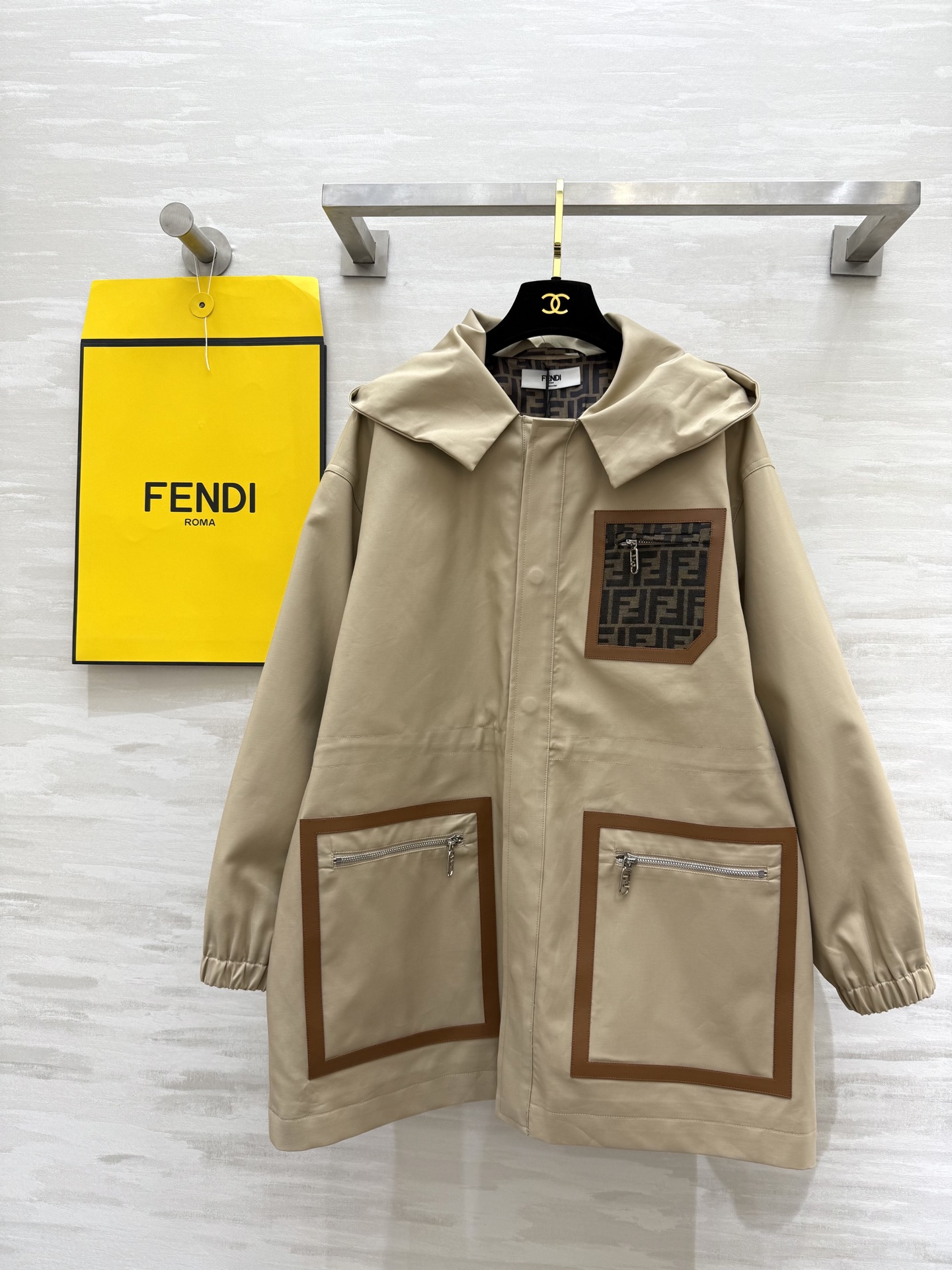 NO:318128,#FEND early spring new style hooded drawstring mid-length jacket with inner FF printed lining Flexible waist adjustment design High quality customization Spot sizeS/M/L (M size shoulder width 51, bust 114, 75 length), Fendi, jackets & coats,hats,alexander wang19860909#FEND早春新款 连帽抽绳中长款外套 内里FF印花里衬 腰部灵活调节收腰设计 高品质定制 现货首发sizeS/M/L（M码肩宽51,胸围114,衣长75）,,fendi,jackets & coats,hats,alexander wang,Women's clothing