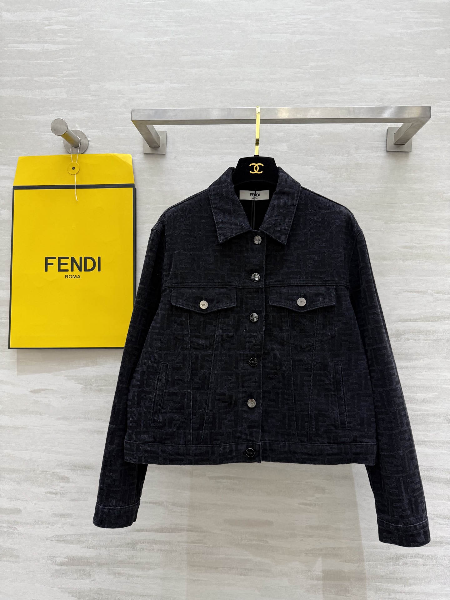 NO:318124,#FEND Spring and Summer New FF letter jacquard denim jacket, fashionable and stylish, high-quality customization, spot first-time sizeS/M/L (M size shoulder width 45, bust 102, length 52),,fendi, jackets & coats,alexander wang19860909#FEND春夏新款 FF字母提花牛仔外套 时髦有型 高品质定制 现货首发sizeS/M/L（M码肩宽45,胸围102,衣长52）,,fendi,jackets & coats,alexander wang,Women's clothing