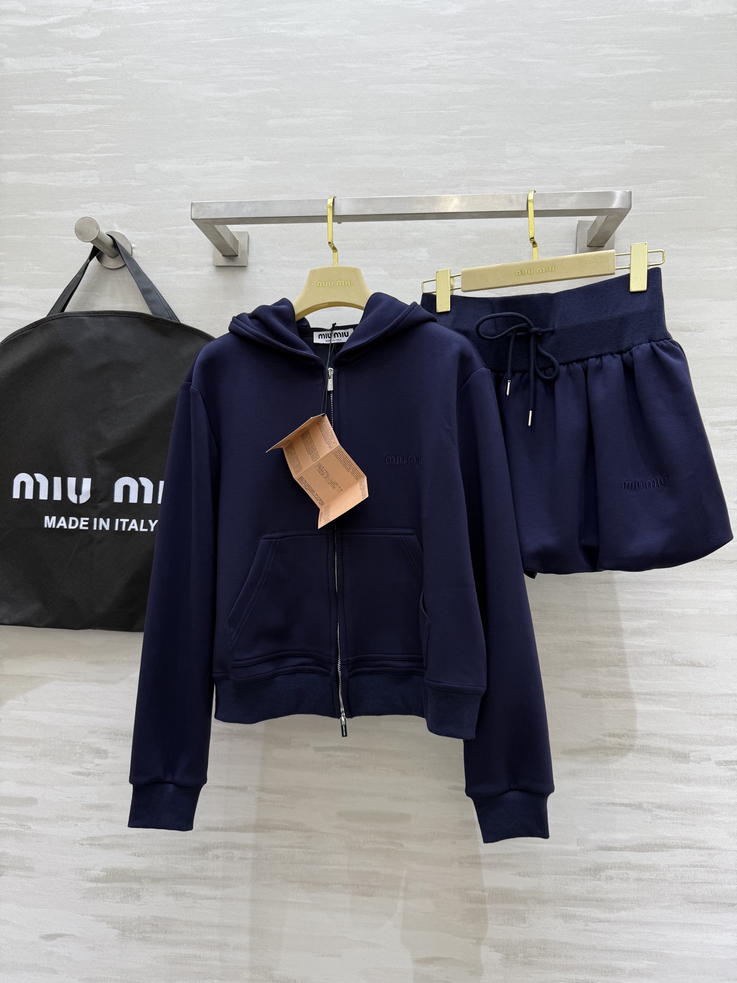 NO:318122,#MIUMI Spring and Summer New Hooded Casual Age-reducing Erasing Essence Set High Quality Customization Spot First-time SizeS/M/L (M Size Shoulder Width 44, Bust 102, Clothes Length 53, Skirts 66, Skirts 38), Miumiu, Skirts, Hats, Alexander Wang19860909#MIUMI春夏新款 连帽休闲减龄必备套装 高品质定制 现货首发sizeS/M/L（M码肩宽44,胸围102,衣长53,半裙腰围66,裙长38）,,miumiu,skirts,hats,alexander wang,Women's clothing