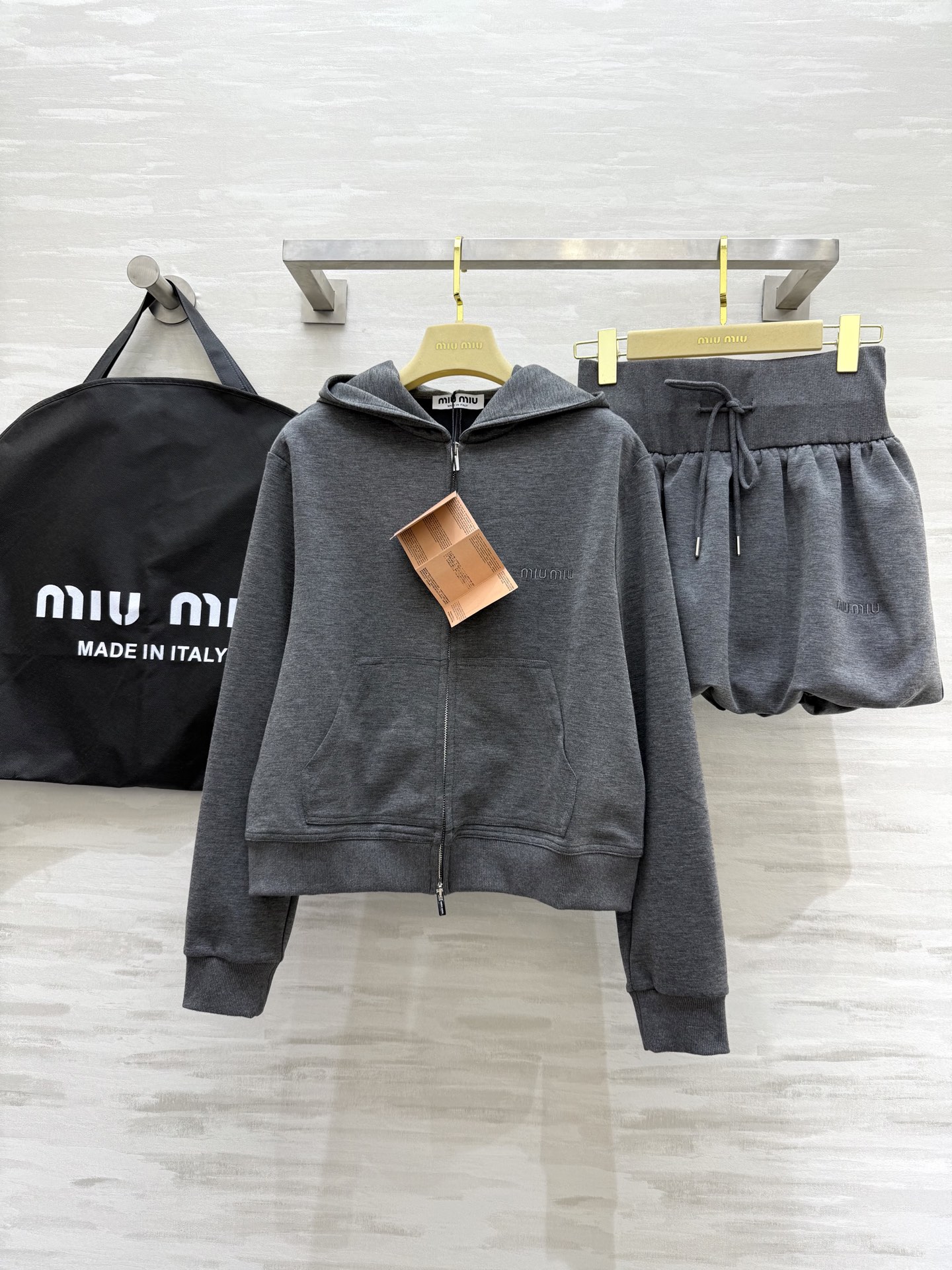 NO:318118,#MIUMI Spring and Summer New Hooded Casual Age-reducing Erasing Essence Set High Quality Customization Spot First-time SizeS/M/L (M Size Shoulder Width 44, Bust 102, Clothes Length 53, Skirts 66, Skirts 38), Miumiu, Skirts, Hats, Alexander Wang19860909#MIUMI春夏新款 连帽休闲减龄必备套装 高品质定制 现货首发sizeS/M/L（M码肩宽44,胸围102,衣长53,半裙腰围66,裙长38）,,miumiu,skirts,hats,alexander wang,Women's clothing