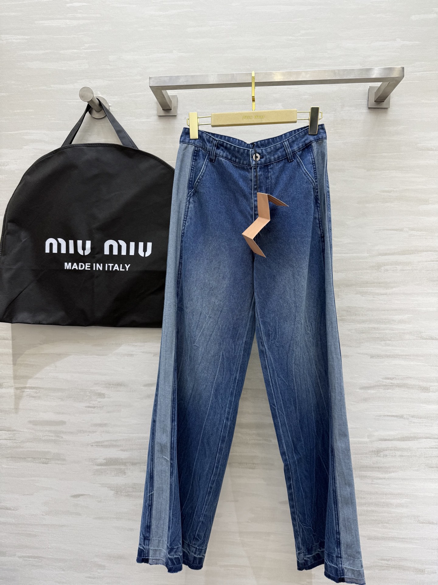 NO:318133,#MIUMI Spring and Summer New Heavy Industry Washing Straight Jeans High Quality Customized Spot First-time SizeS/M/L (M Size 72, hip circumference 94, pants length 106), Miumiu, jeans, alexander wang19860909#MIUMI春夏新款 重工洗水直筒牛仔裤 高品质定制 现货首发sizeS/M/L（M码腰围72,臀围94,裤长106）,,miumiu,jeans,alexander wang,Women's clothing