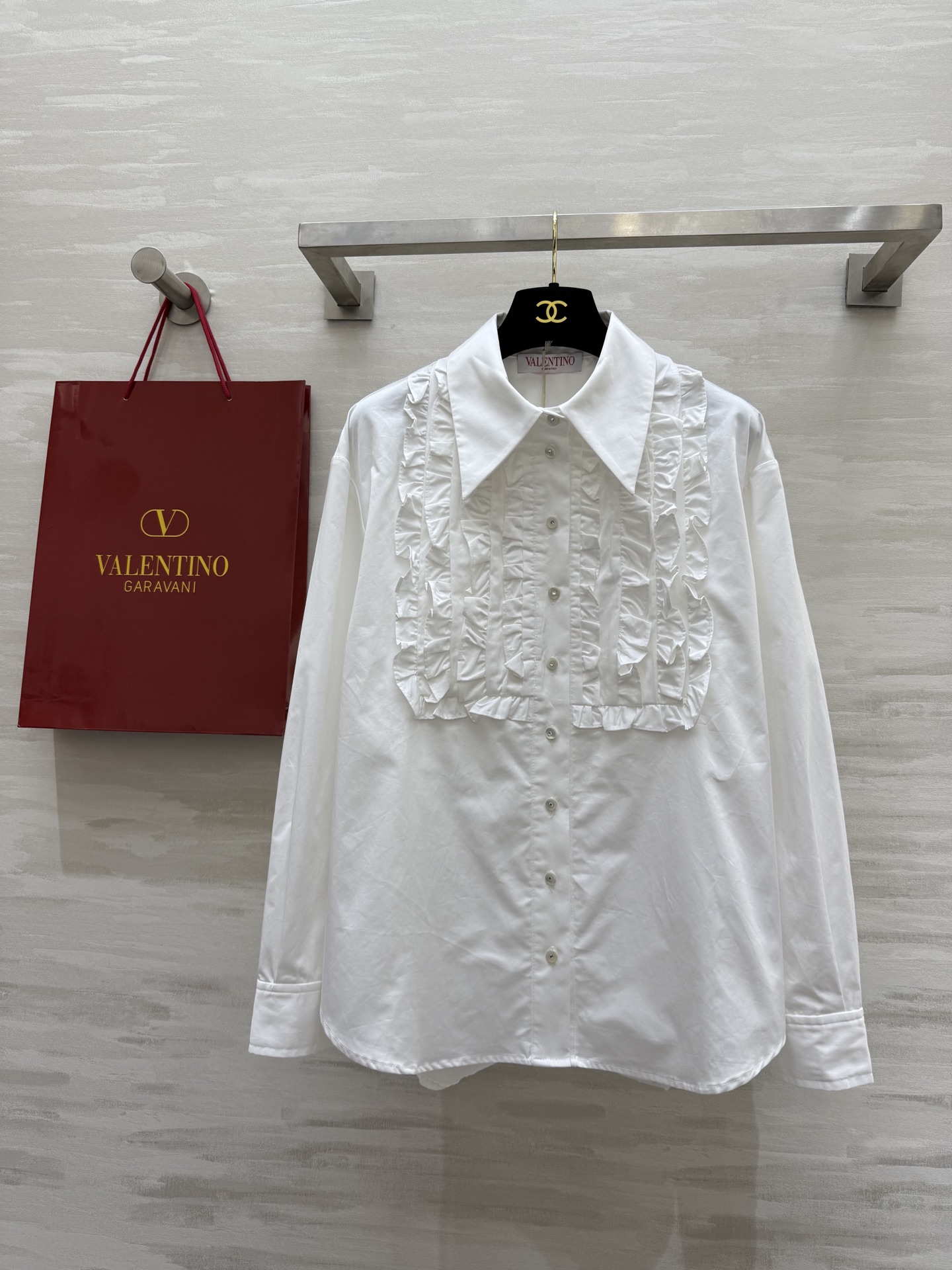 NO:318129,#Valentin Spring and Summer New Heavy Industry Three-dimensional Pleated Lace Decorative Shirt High Quality Customization Spot First-time SizeS/M/L (M Size M Shoulder Width 47, Bust 100, Clothes Length 67), Valentino, Alexander Wang19860909#Valentin春夏新款 重工立体褶皱花边装饰衬衣 高品质定制 现货首发sizeS/M/L（M码肩宽47,胸围100,衣长67）,,valentino,alexander wang,Women's clothing