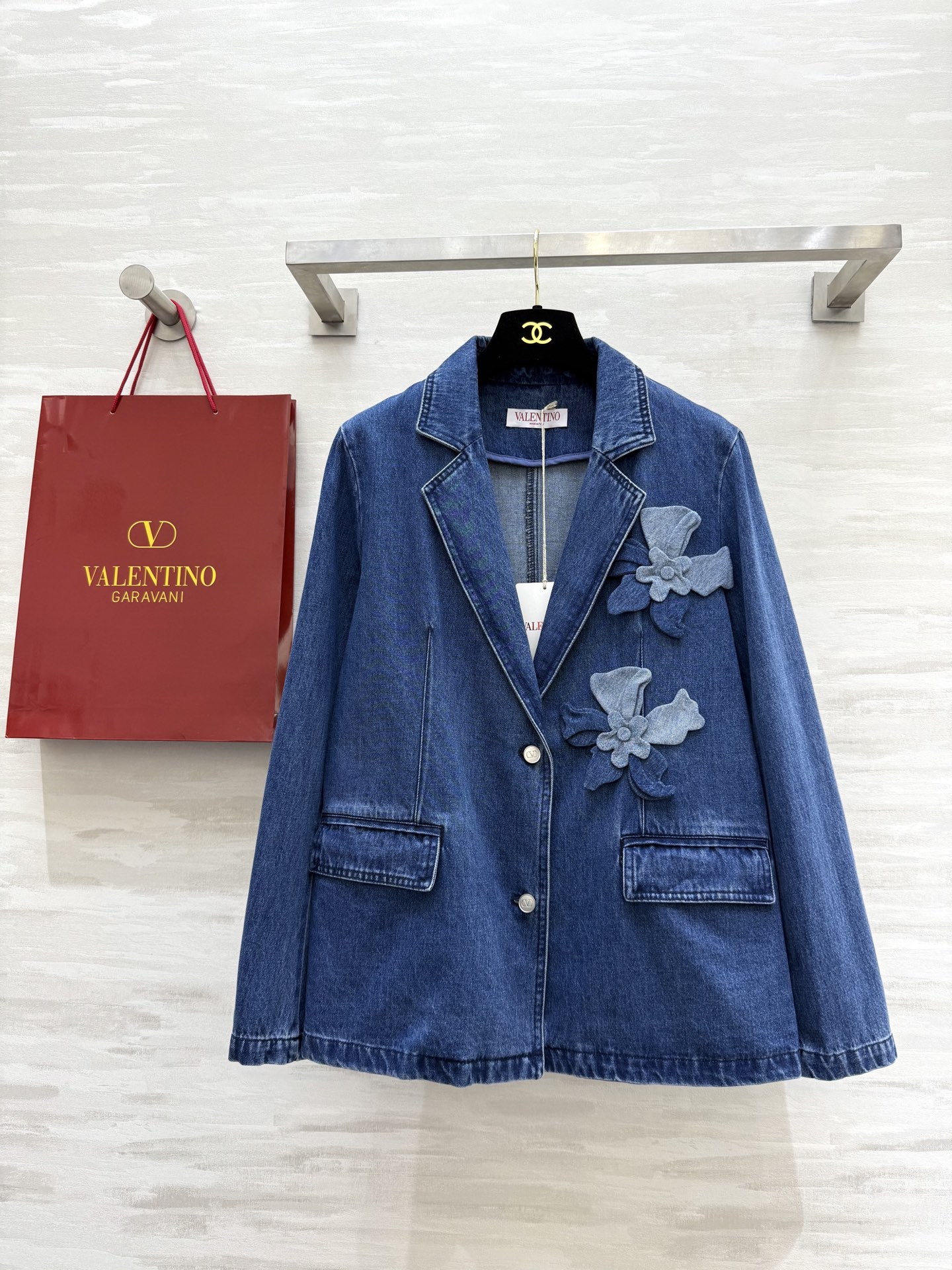 NO:318125,#VALENTIN spring and summer new style, three-dimensional flower denim suit jacket, three-dimensional tailoring, very elegant, high-quality customization, spot first-time sizeS/M/L (M size shoulder width 39, bust 98, length 64),,valentino,jackets & coats,business suit,alexander wang19860909#VALENTIN春夏新款 立体花朵牛仔西装外套 立体剪裁版型上身非常显气质 高品质定制 现货首发sizeS/M/L（M码肩宽39,胸围98,衣长64）,,valentino,jackets & coats,business suit,alexander wang,Women's clothing