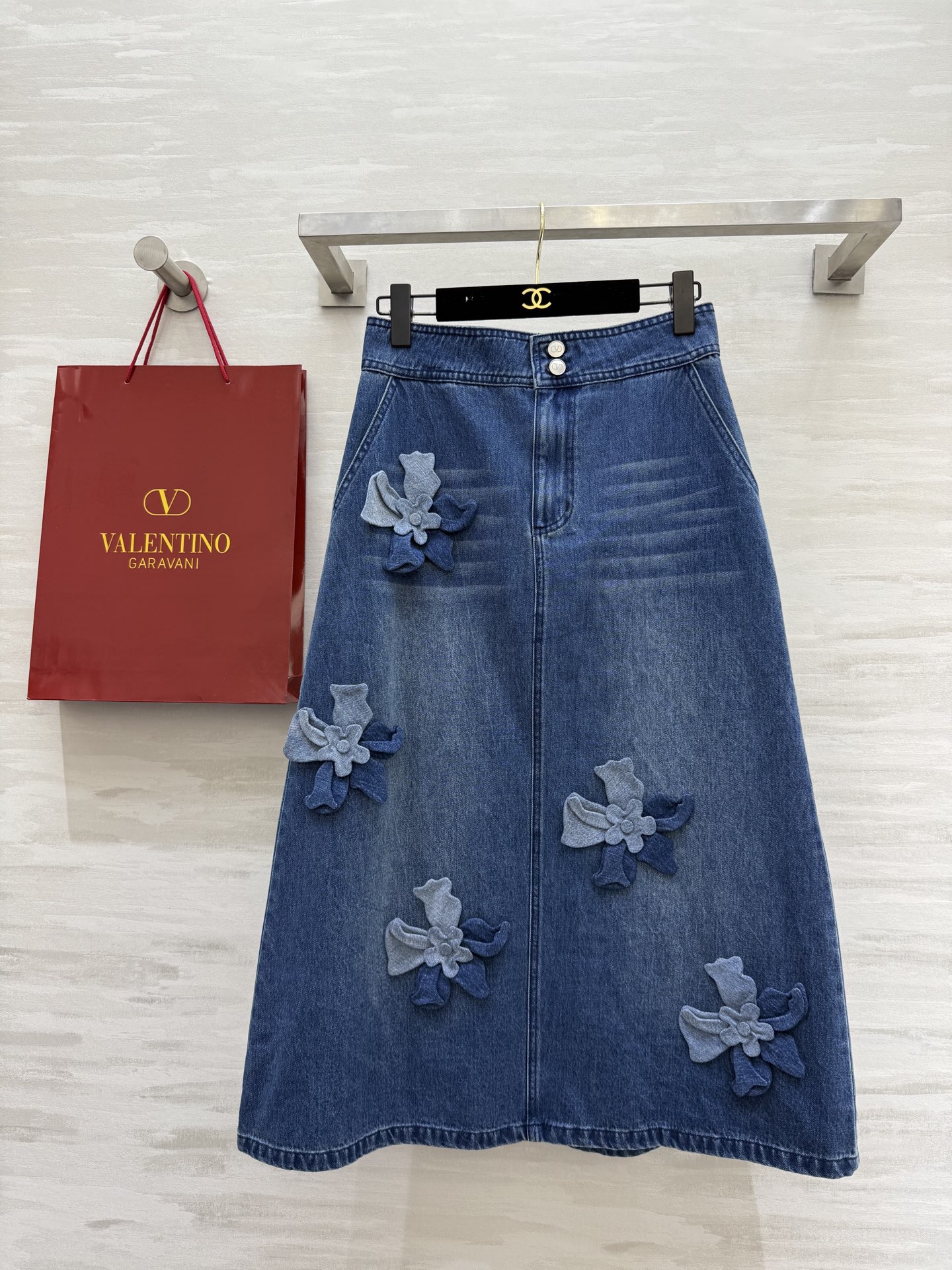 NO:318123,#VALENTIN spring and summer new style, three-dimensional flower denim A-sling skirt, three-dimensional tailoring style, very elegant, high-quality customization, spot first-time sizeS/M/L (M size waist 70, hip 100, skirt length 84),,valentino, skirt 8,alexander wang19860909#VALENTIN春夏新款 立体花朵牛仔A摆半裙 立体剪裁版型上身非常显气质 高品质定制 现货首发sizeS/M/L（M码腰围70,臀围100,裙长84）,,valentino,skirts,alexander wang,Women's clothing