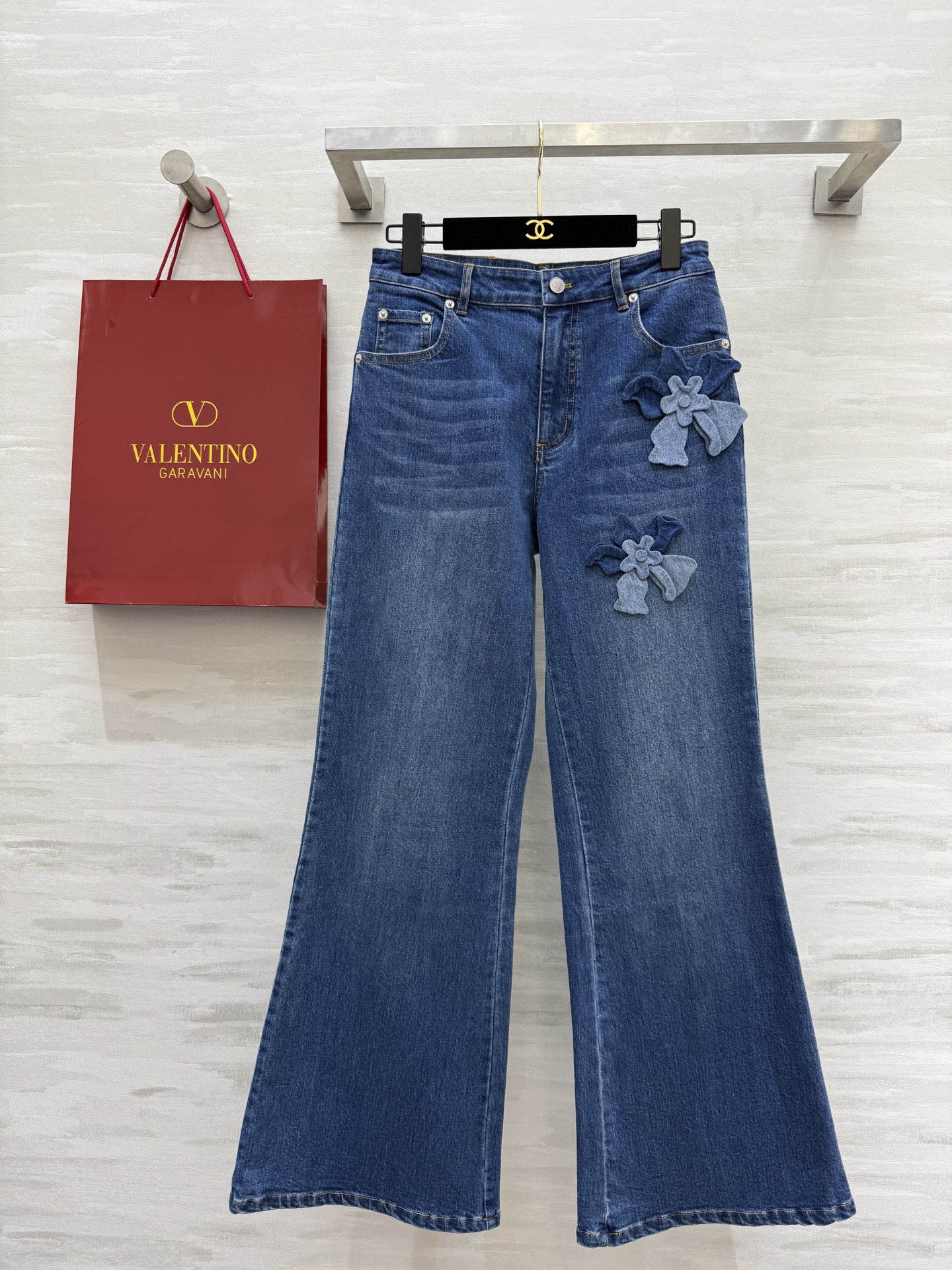 NO:318119,#VALENTIN spring and summer new style, three-dimensional flower denim pants, three-dimensional tailoring style, very elegant, high-quality customization, spot first-time sizeS/M/L (M size waist 70, trouser length 104),,valentino,alexander wang19860909#VALENTIN春夏新款 立体花朵牛仔微喇裤 立体剪裁版型上身非常显气质 高品质定制 现货首发sizeS/M/L（M码腰围70,裤长104）,,valentino,alexander wang,Women's clothing