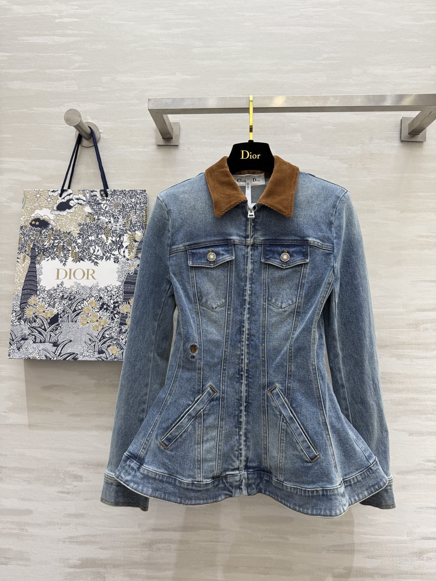 NO:318117,#DIO spring and summer new style, waist-closing slimming denim jacket, high-quality customization, spot first-time size36/38/40 (38 size shoulder width 38, bust 84, length 62),,dior, jackets & coats,alexander wang19860909#DIO春夏新款 收腰显瘦牛仔外套 高品质定制 现货首发size36/38/40（38码肩宽38,胸围84,衣长62）,,dior,jackets & coats,alexander wang,Women's clothing