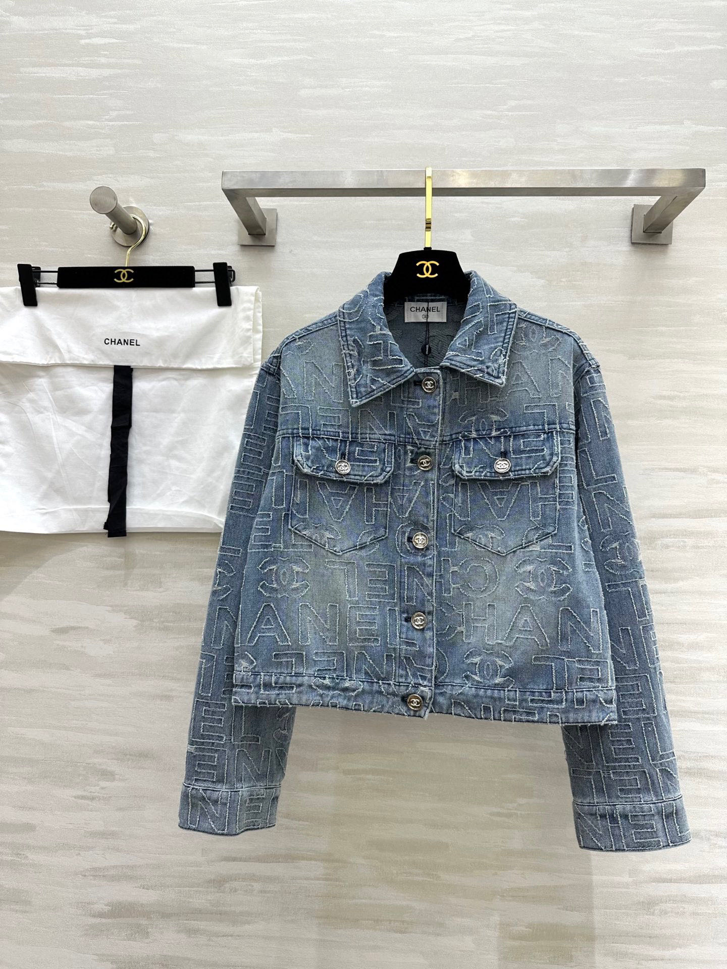 NO:318113,#Chane early spring new style heavy industry flower craft denim jacket high quality spot first size36/38/40 (38 size shoulder width 43, bust 100, length 47), chanel, jackets & coats, alexander wang19860909#Chane早春新款 重工烧花工艺牛仔外套 高品质 现货首发size36/38/40（38码肩宽43,胸围100,衣长47）,,chanel,jackets & coats,alexander wang,Women's clothing