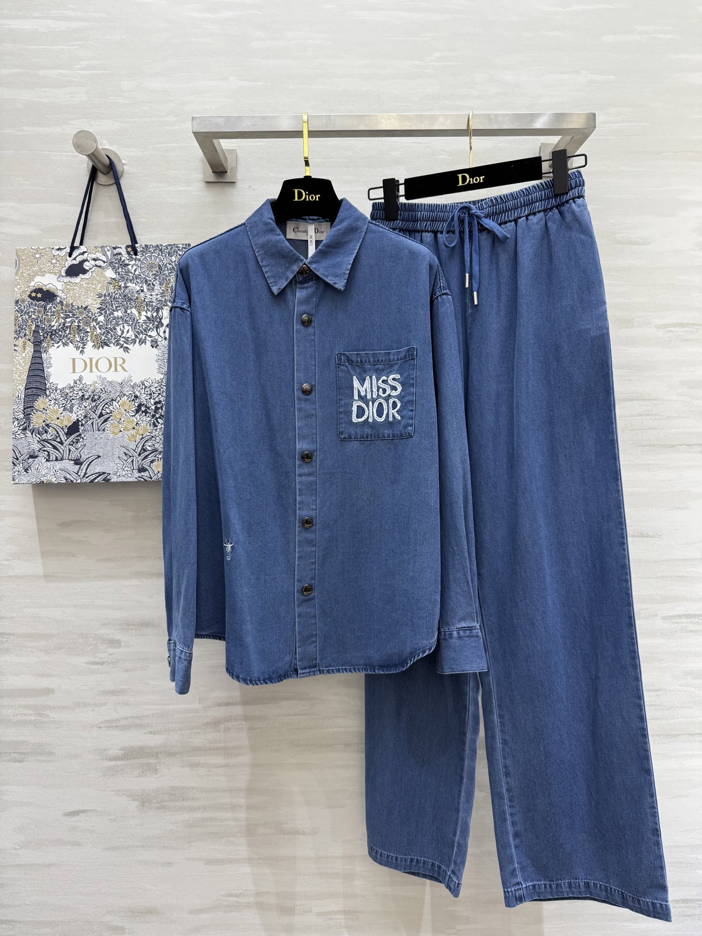 NO:318095,#DIO Spring and Summer New Tensil Denim Set Pocket Heavy Industry Miss Embroidery High Quality Customization Spot First-time Size36/38/40 (38 size shoulder width 51, bust 110, 65 clothes length, 66 trousers elastic waist 66, 105 trousers length), Dior, alexander wang19860909#DIO春夏新款 天丝牛仔套装 口袋重工miss刺绣 高品质定制 现货首发size36/38/40（38码肩宽51,胸围110,衣长65,裤子弹力腰围66,裤长105）,,dior,alexander wang,Women's clothing