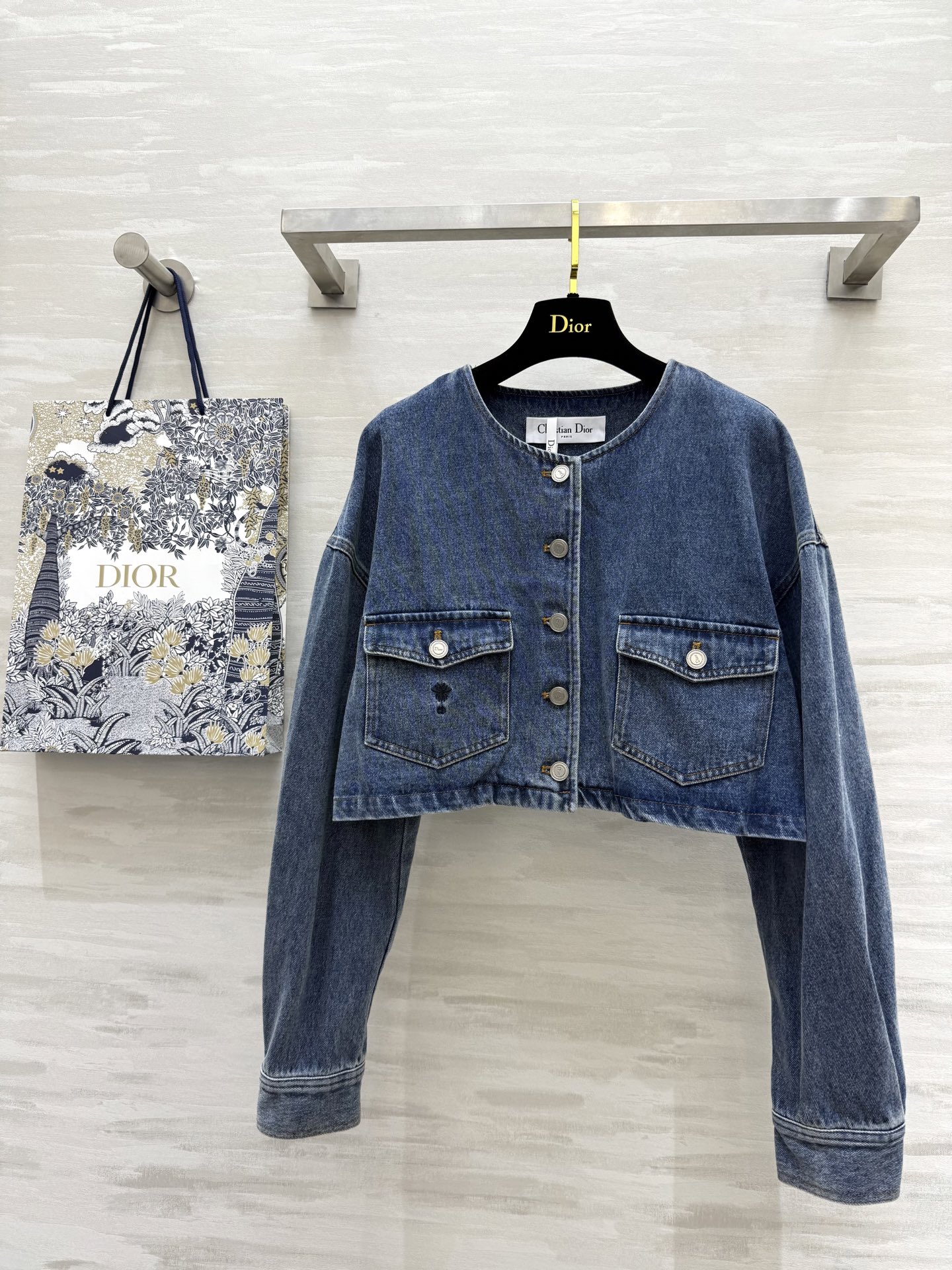 NO:318092,#DIO short denim jacket, high quality customization, stock first-time size36/38/40 (38 size shoulder width 58, bust 104, length 41),,dior, jackets & coats,alexander wang19860909#DIO短款牛仔外套 高品质定制 现货首发size36/38/40（38码肩宽58,胸围104,衣长41）,,dior,jackets & coats,alexander wang,Women's clothing