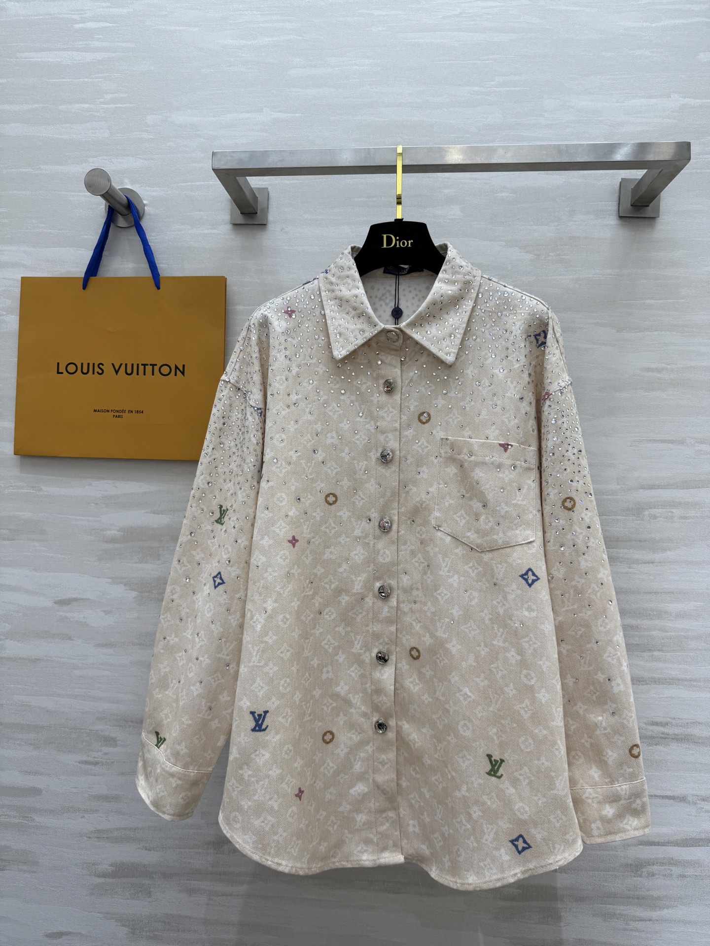 NO:318112,#Lv spring and summer hot product, heavy industry high temperature star iron diamond denim shirt bulingbuling diamond drill exquisite and elegant!  The style looks good no matter how you wear it without picking on people!  High-quality customization Spot first-time sizeS/M/L (size size 46 shoulder width, bust 110, garment length 74), louis vuitton, alexander wang19860909#Lv春夏爆款 重工高温满天星烫钻牛仔衬衣bulingbuling钻钻精致又优雅！不挑人版型怎么穿都好看！高品质定制 现货首发sizeS/M/L（s码肩宽46,胸围110,衣长74）,,louis vuitton,alexander wang,Women's clothing