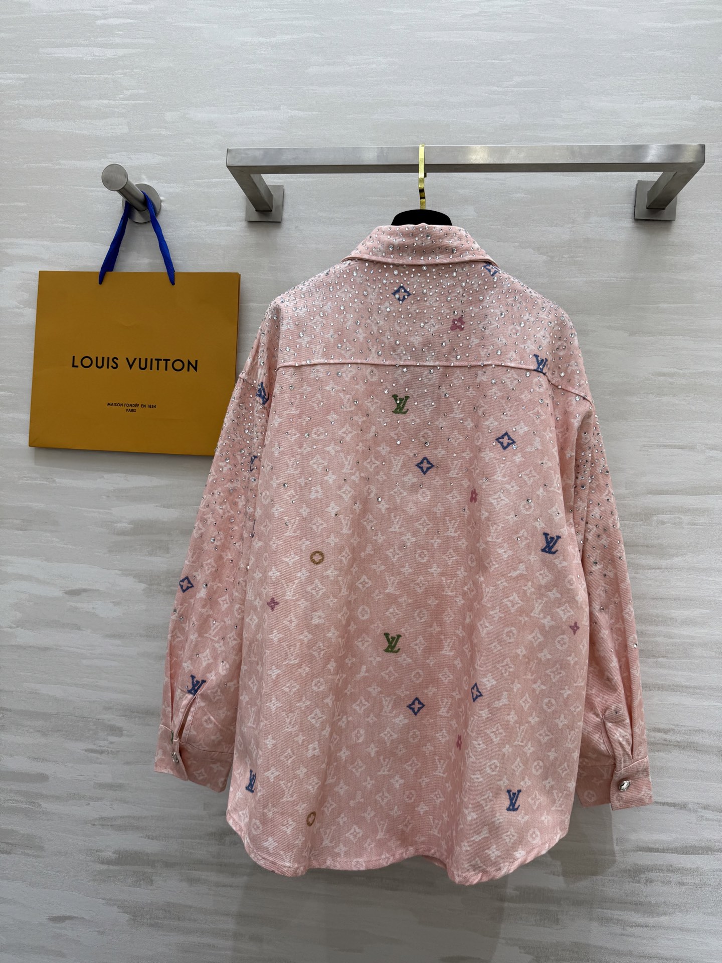 #Lv²⁵春夏爆款 重工高温满天星烫钻牛仔衬衣bulingbuling钻钻精致又优雅！不挑人版型怎么穿都