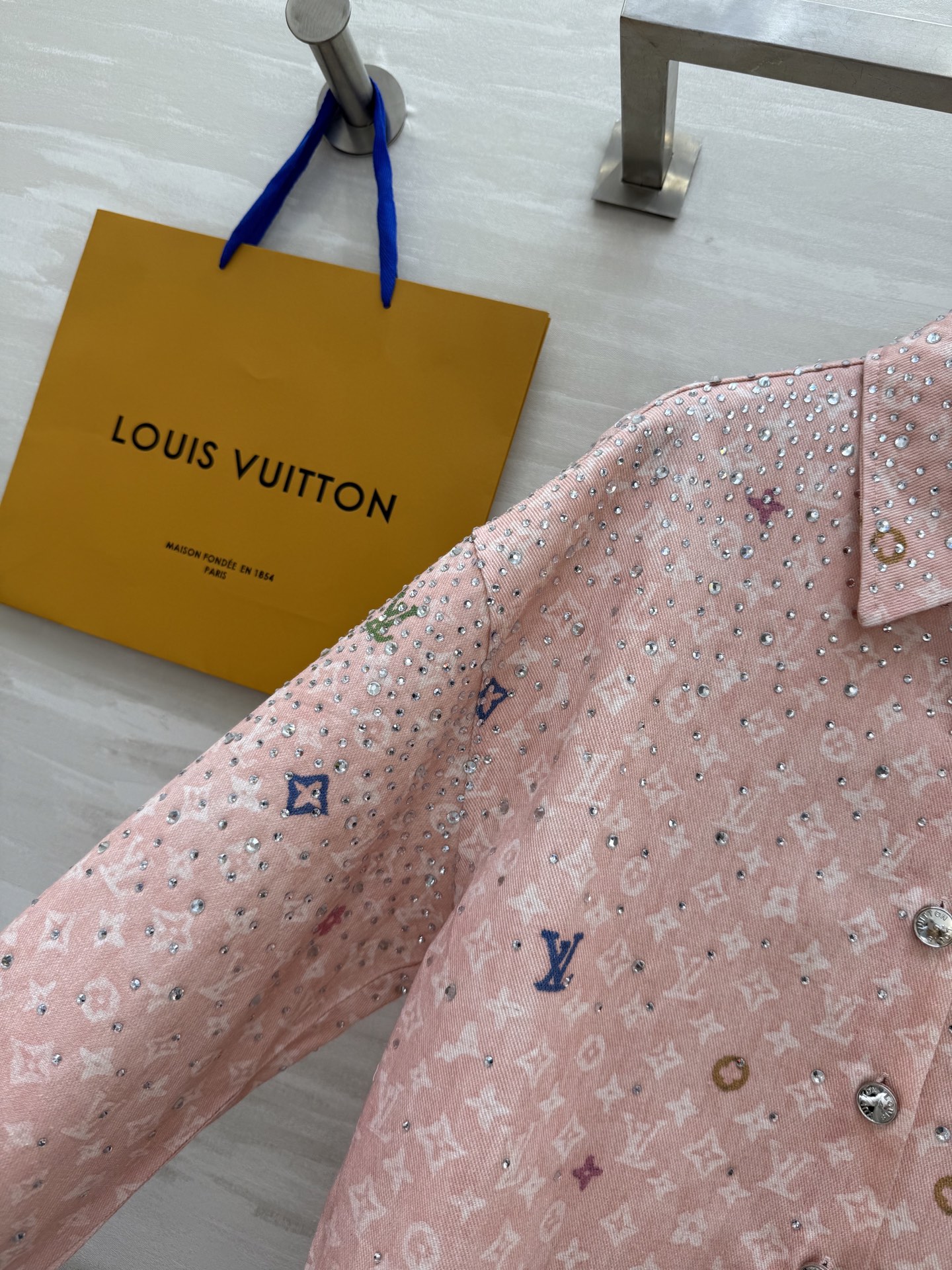 #Lv²⁵春夏爆款 重工高温满天星烫钻牛仔衬衣bulingbuling钻钻精致又优雅！不挑人版型怎么穿都