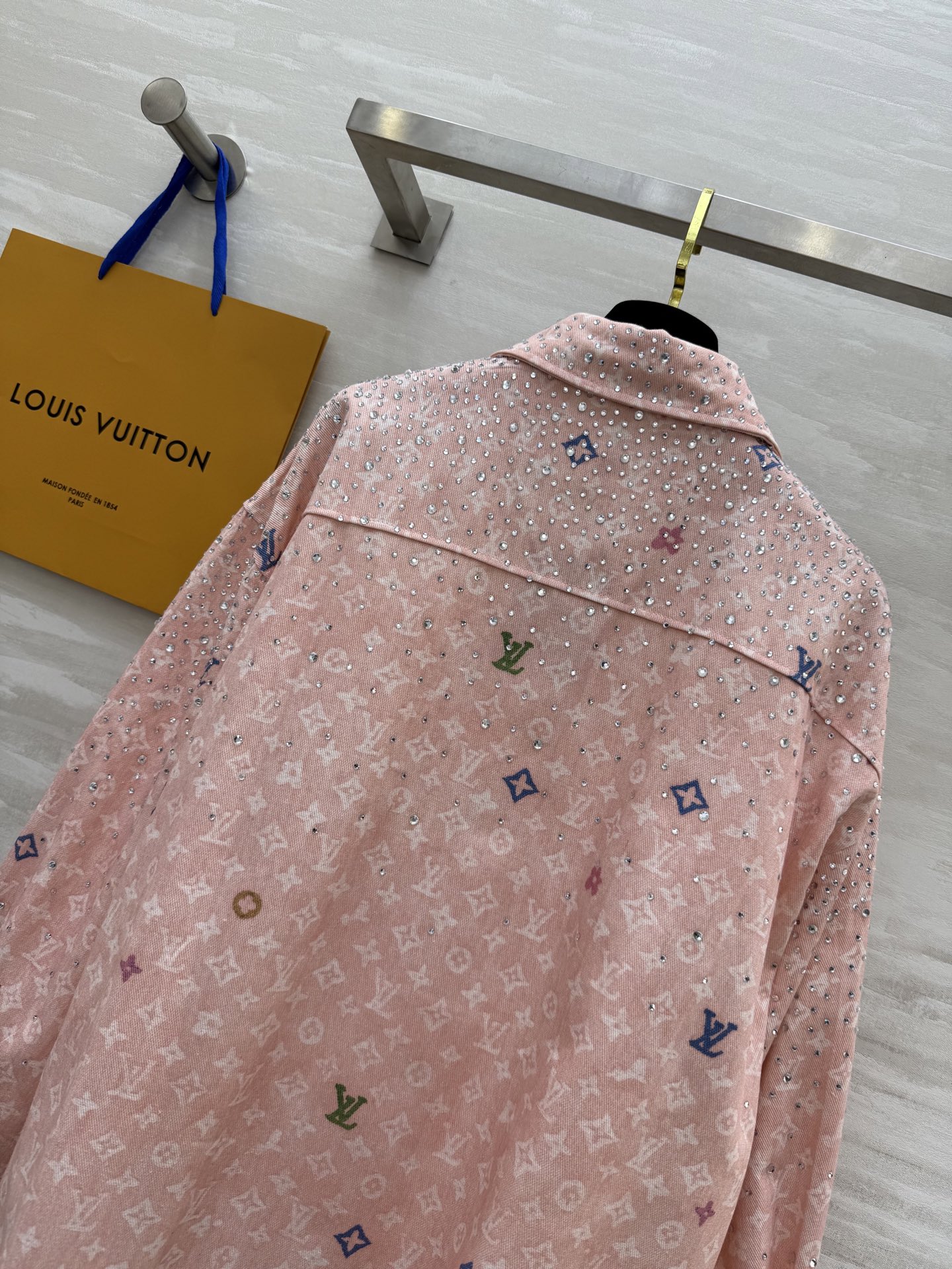 #Lv²⁵春夏爆款 重工高温满天星烫钻牛仔衬衣bulingbuling钻钻精致又优雅！不挑人版型怎么穿都