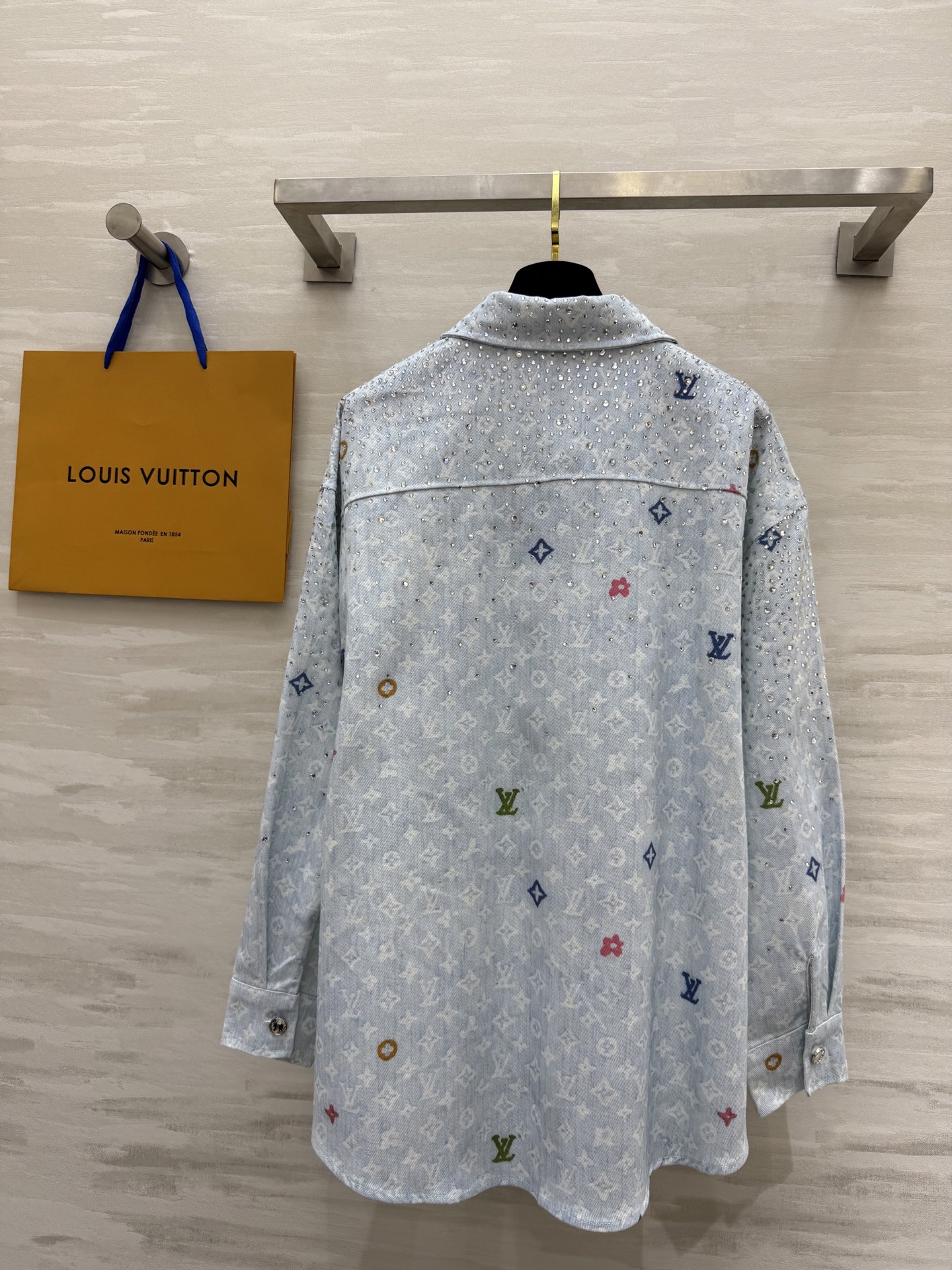 #Lv²⁵春夏爆款 重工高温满天星烫钻牛仔衬衣bulingbuling钻钻精致又优雅！不挑人版型怎么穿都