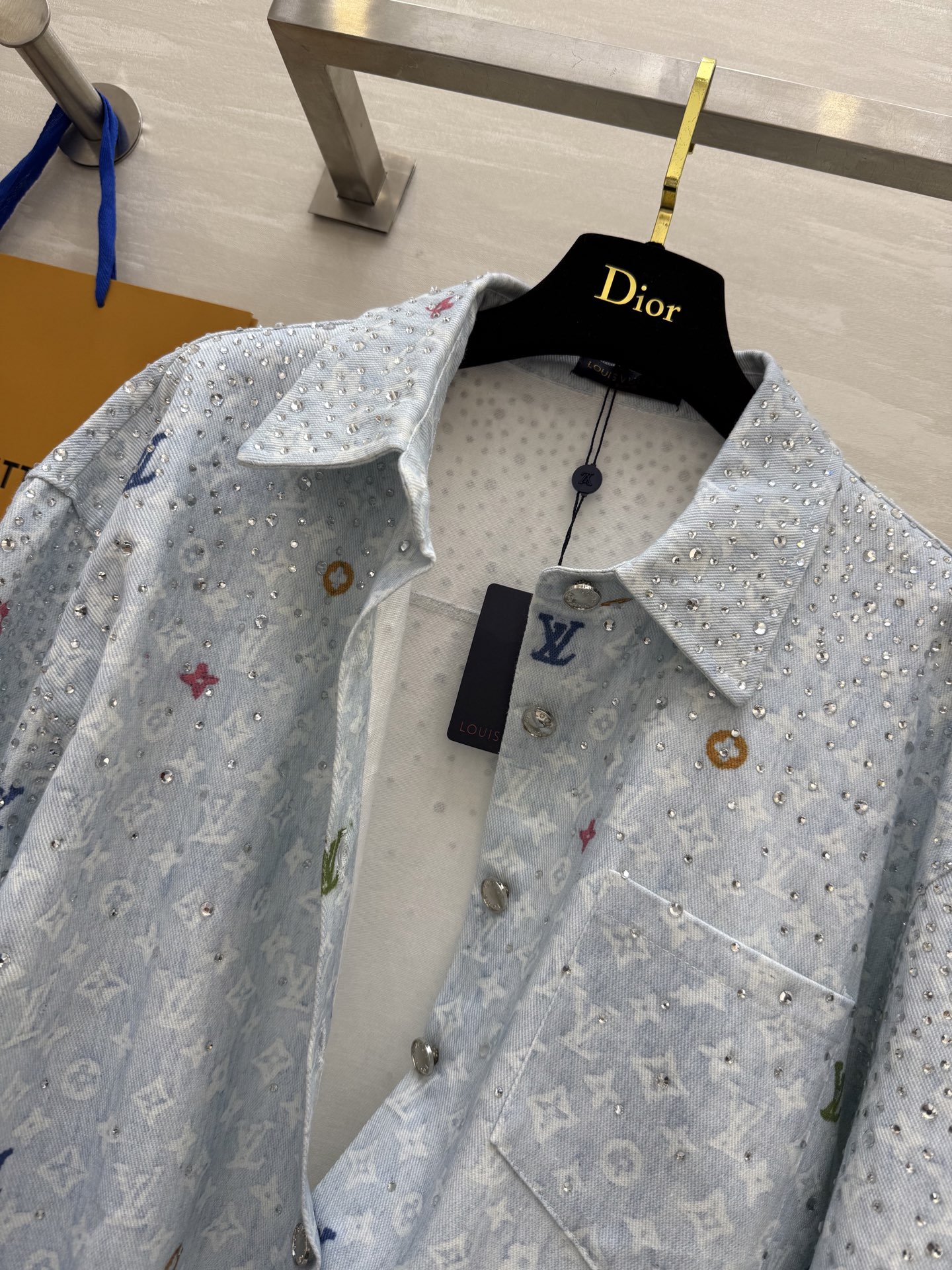 #Lv²⁵春夏爆款 重工高温满天星烫钻牛仔衬衣bulingbuling钻钻精致又优雅！不挑人版型怎么穿都