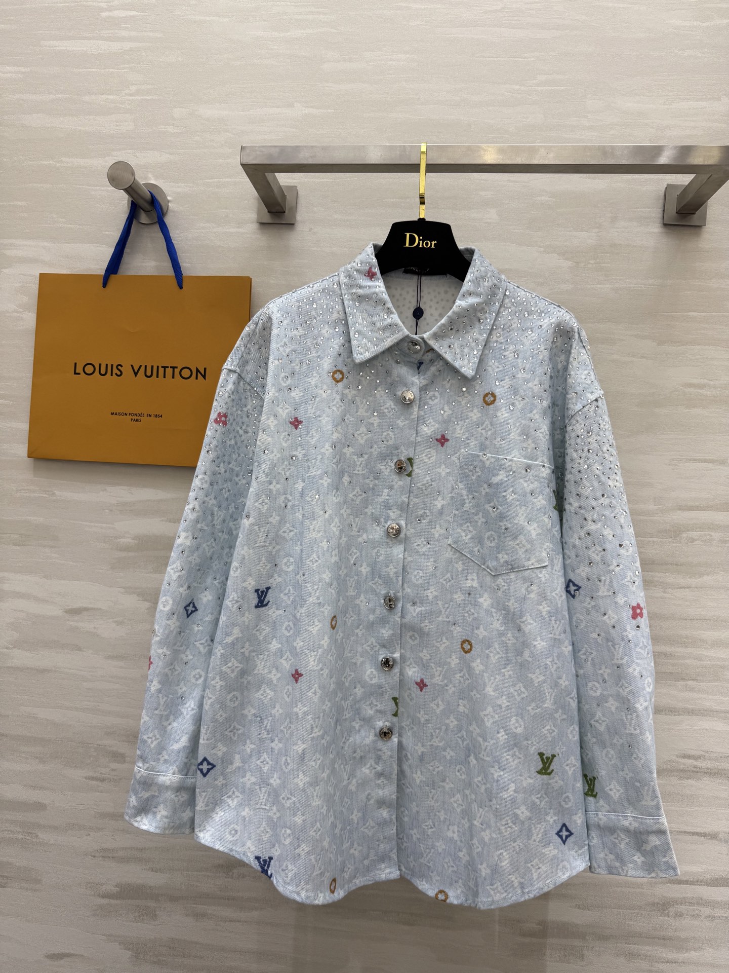 #Lv²⁵春夏爆款 重工高温满天星烫钻牛仔衬衣bulingbuling钻钻精致又优雅！不挑人版型怎么穿都