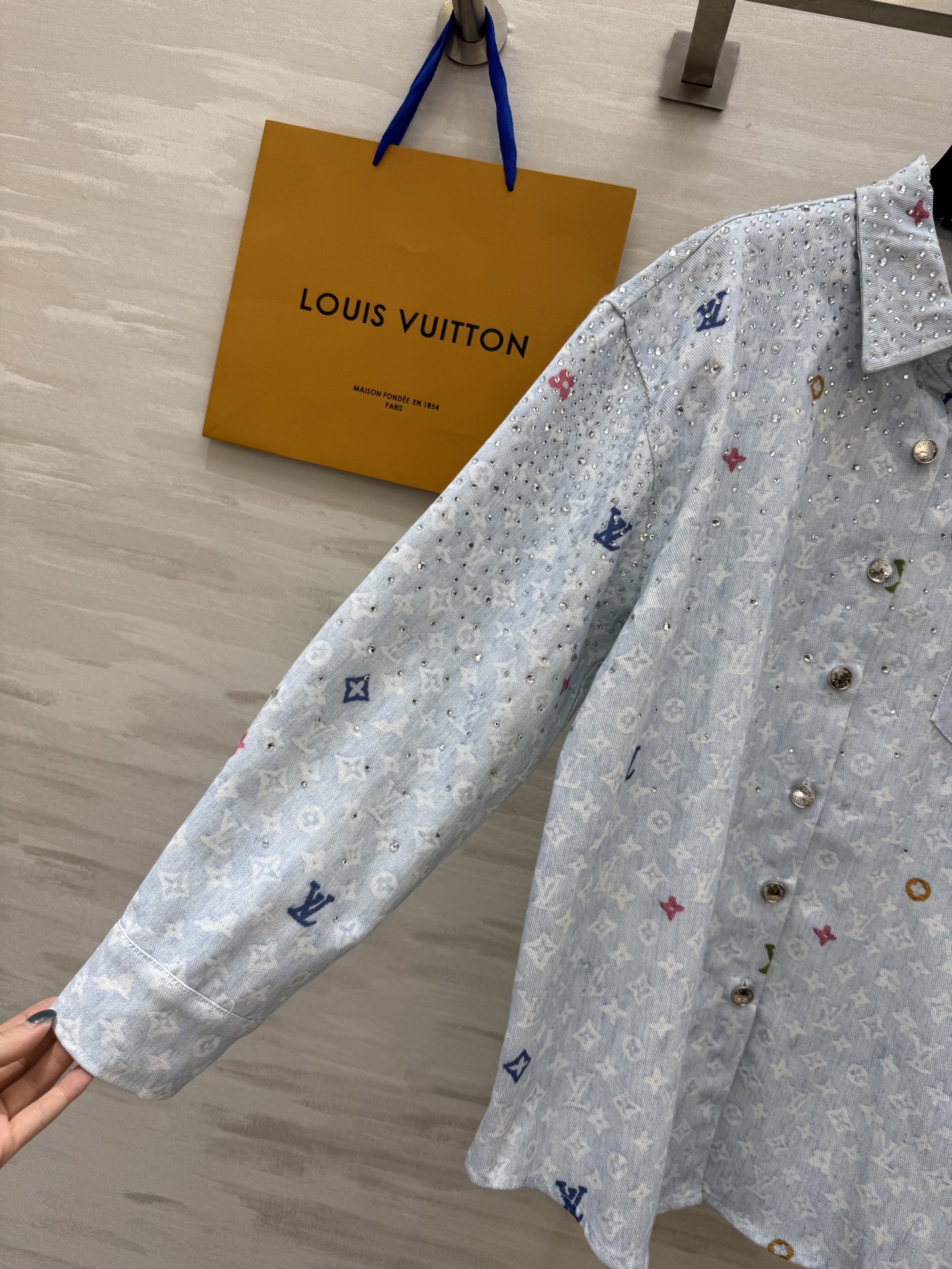 #Lv²⁵春夏爆款 重工高温满天星烫钻牛仔衬衣bulingbuling钻钻精致又优雅！不挑人版型怎么穿都