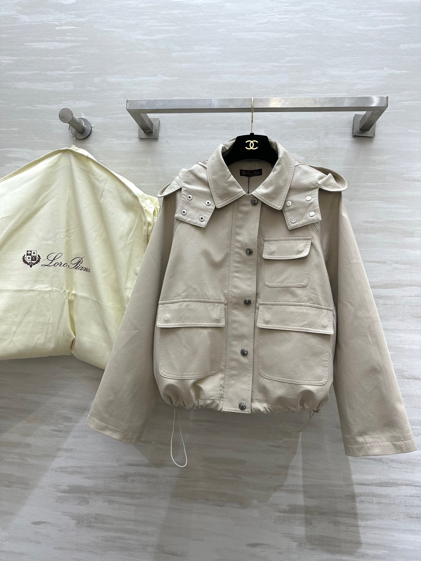 NO:318094,#LP new style, Lao Qian Fengkou Pocket Design, Hooded Wind Coat Jacket, High-density Wind Coat Fabric, Clarity, Loose Hooded Top Body, Slimming, The whole style is cut and stylish, the temperament is doubled, the retro and fashionable outfit is particularly good, full of atmosphere, high-quality customization, Spot sizeS/M/L (Size S bust 106, Clothes length 55),,loro piano, jackets & coats,hats,alexander wang19860909#LP新款 老钱风口袋设计 连帽风衣外套 高密度风衣面料 挺括感很好 连帽宽松版型上身巨显瘦 整个版型剪裁挺括有型气质倍增 复古时髦穿搭特别好看 氛围感满满 高品质定制 现货首发sizeS/M/L（S码胸围106,衣长55）,,loro piana,jackets & coats,hats,alexander wang,Women's clothing