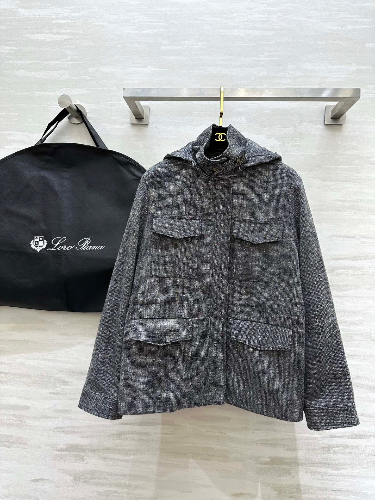 NO:318088,#LP new style, high-end gray drawstring waist-hugging hooded jacket, fashionable and non-similar style, customized heavy wool fabric, excellent quality, has aura and also modify the shoulder shape, drawstring waist-hugging design is easy to concave, details are very detailed, high quality, spot first-time sizeS/M/L (M size shoulder width 42, bust 102, length 67),,loro piano, jackets & coats,hats,alexander wang19860909#LP新款 高级灰抽绳收腰连帽外套 时髦不撞款 定制重磅羊毛面料 品相上乘 拥有气场同时修饰肩型 抽绳收腰设计轻松凹造型 细节处理非常细致 高品质 现货首发sizeS/M/L（M码肩宽42,胸围102,衣长67）,,loro piana,jackets & coats,hats,alexander wang,Women's clothing