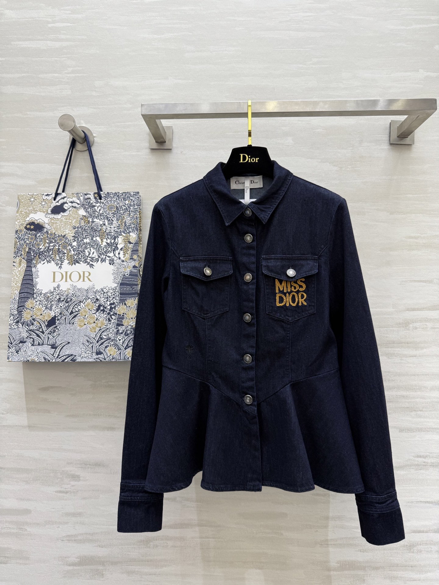 NO:318086,#DIO spring and summer new product waist-hugging denim shirt high quality customization spot first-time size36/38/40 (36 size shoulder width 36, bust 84, 59 length), dior, alexander wang19860909#DIO春夏新品 收腰牛仔衬衣 高品质定制 现货首发size36/38/40（36码肩宽36,胸围84,衣长59）,,dior,alexander wang,Women's clothing