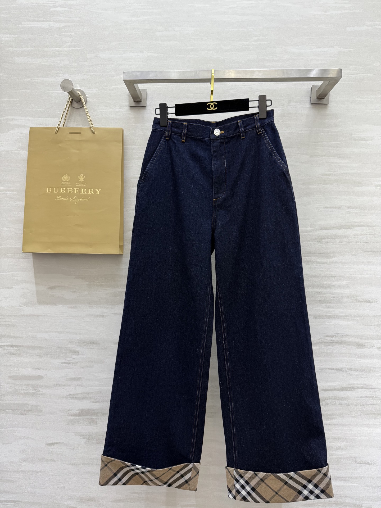 NO:318080,#Burberr Spring and Summer New Style Check Curled Straight Jeans Heavy Industry War Horse Embroidery High Quality Customization Spot First-time SizeS/M/L (Size S Waist 66, Hips 92, Clothes Length 101), Burberry, Jeans, Alexander wang19860909#Burberr春夏新款 格纹卷边直筒牛仔裤 重工战马刺绣 高品质定制 现货首发sizeS/M/L（s码腰围66,臀围92,衣长101）,,burberry,jeans,alexander wang,Women's clothing
