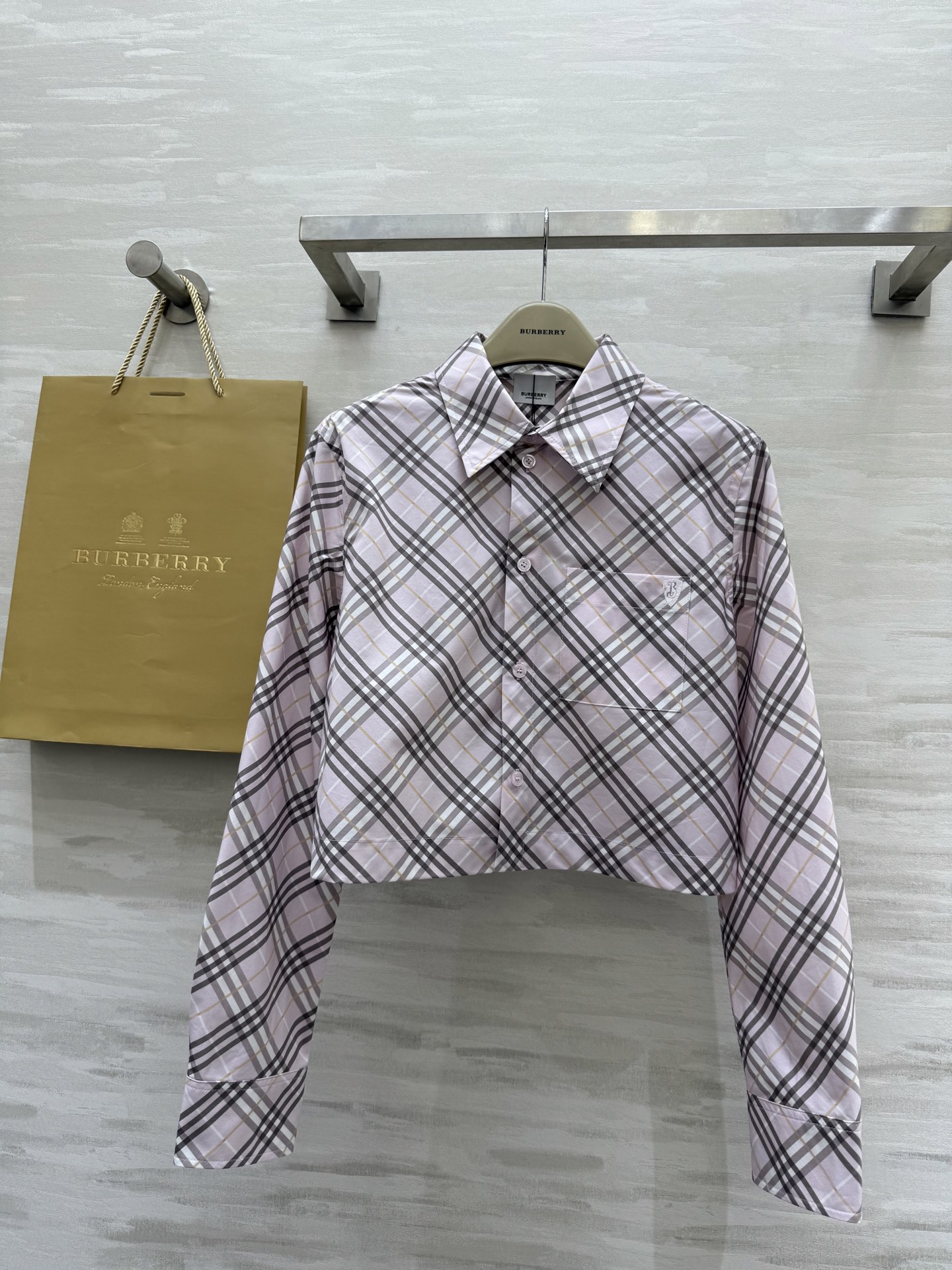 NO:318076,#Burberr Spring and Summer New Pink plaid short shirt Pink plaid youthful vitality Low-key highlights high-quality texture Every detail of the badge embroidery reveals exquisiteness and elegance High-quality customization Spot first-time sizeS/M/L (size s-shoulder width 40, bust 96, and length 43), Burberry, alexander wang19860909#Burberr春夏新款 粉色格纹短款衬衣 粉色格纹青春活力 低调中彰显高级质感 徽章刺绣每一处细节都透露着精致与优雅 高品质定制 现货首发sizeS/M/L（s码肩宽40,胸围96,衣长43）,,burberry,alexander wang,Women's clothing