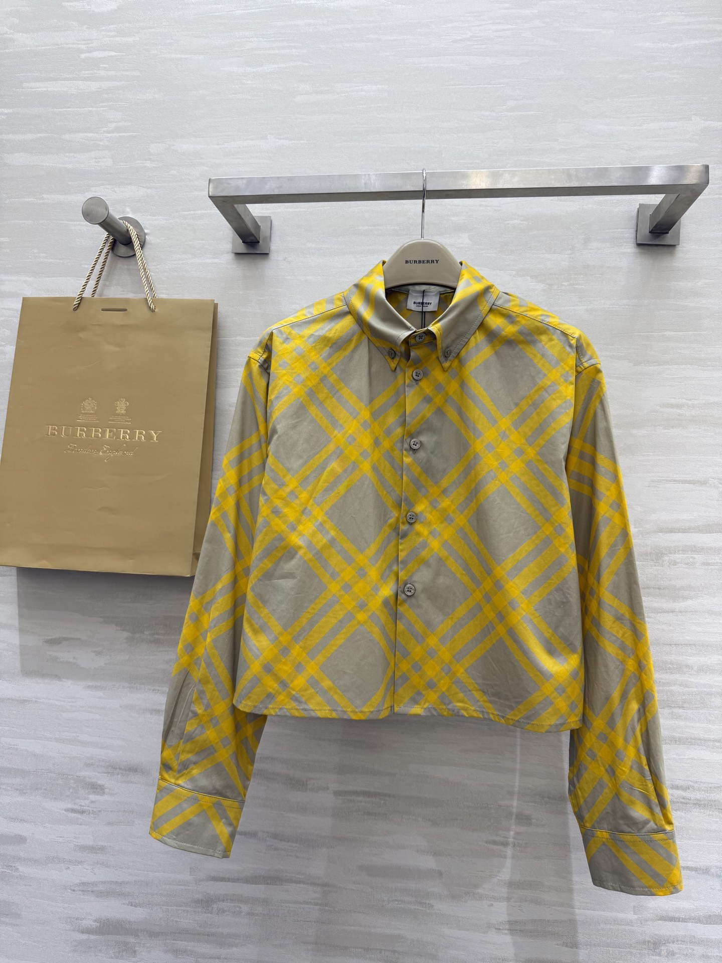 NO:318074,#Burberr Spring and Summer New Style plaid short shirt Fashionable British style High-quality customization Spot sizeS/M/L (size s size 43 shoulder width, bust 98, length 47), burberry, alexander wang19860909#Burberr春夏新款 格纹短款衬衣 时髦英伦风 高品质定制 现货首发sizeS/M/L（s码肩宽43,胸围98,衣长47）,,burberry,alexander wang,Women's clothing