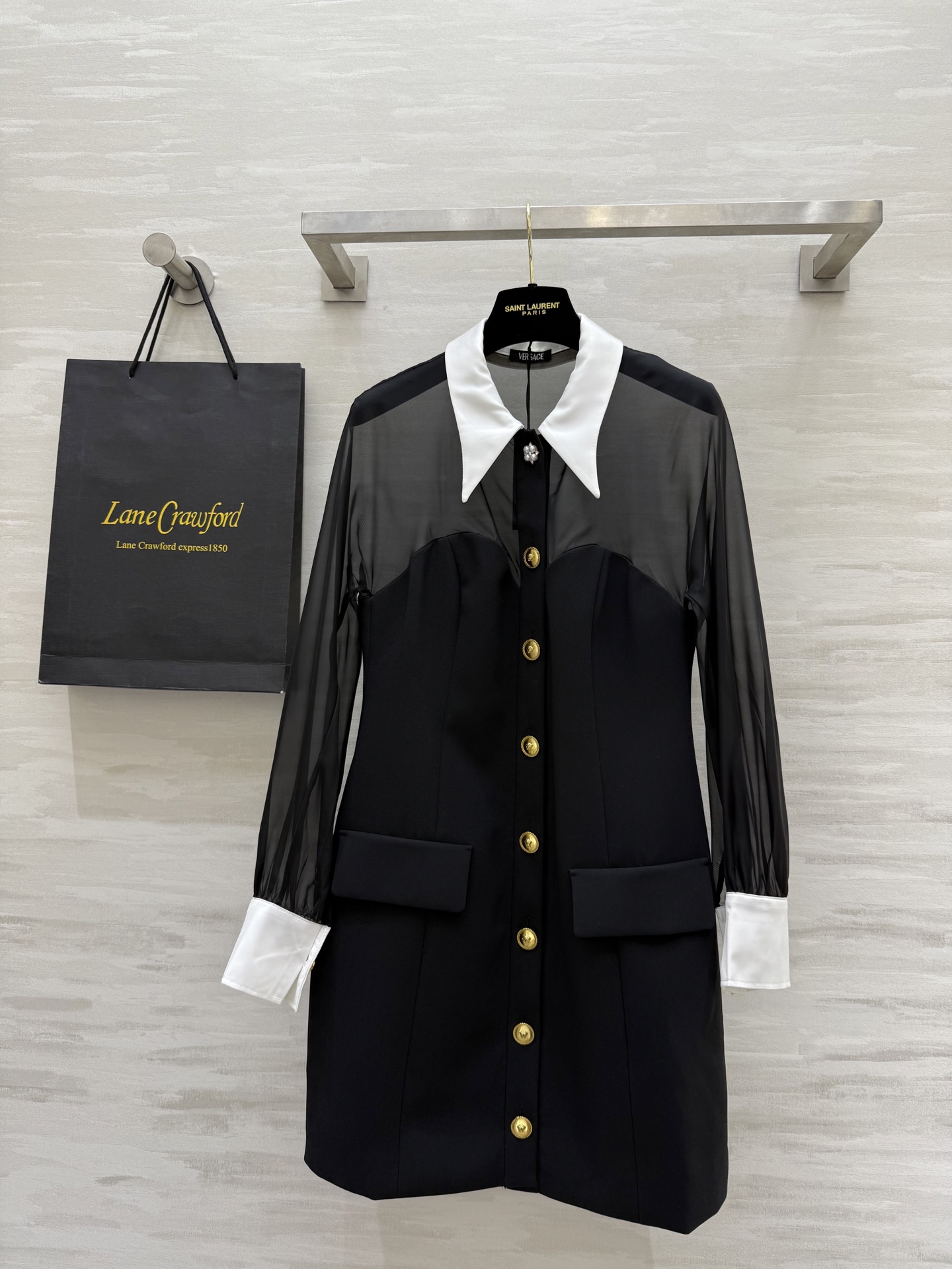 NO:318085,#VERSAC Show Series Elegant and mysterious little black skirt Corset Transparent chiffon sleeves Matched with contrasting dovetail collar and cuffs Embellished Medusa buttons Snap closure with single crystal pearls on the front High-quality customization Spot sizeS/M/L (M size bust 88, skirt length 86), versace, skirts, alexander wang19860909#VERSAC秀场系列 优雅神秘小黑裙 紧身胸衣 透明雪纺衣袖 搭配撞色燕尾领和袖口 点缀Medusa纽扣 正面采用单颗水晶珍珠装饰的按扣闭合 高品质定制 现货首发sizeS/M/L（M码胸围88,裙长86）,,versace,skirts,alexander wang,Women's clothing