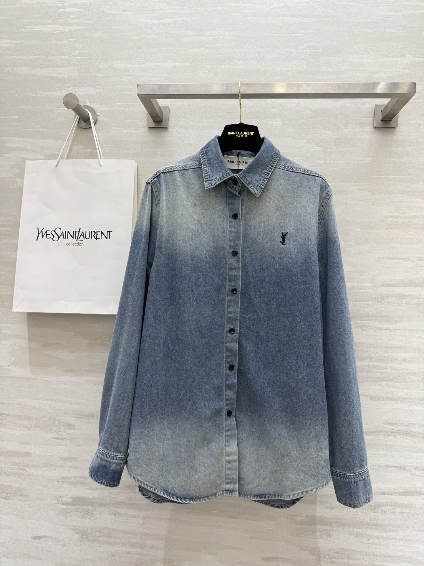 NO:318081,#yls hot products, old gradient washing cowboy shirt, low-key luxury ysl letters, heavy industry gradient washing process, high-quality customization, spot first-time sizeS/M/L (size s size 47 shoulder width, bust 102, garment length 77),,saint laurent,alexander wang19860909#yls爆品 做旧渐变洗水牛仔衬衣 低调奢华ysl字母 重工渐变洗水工艺 高品质定制 现货首发sizeS/M/L（s码肩宽47,胸围102,衣长77）,,saint laurent,alexander wang,Women's clothing