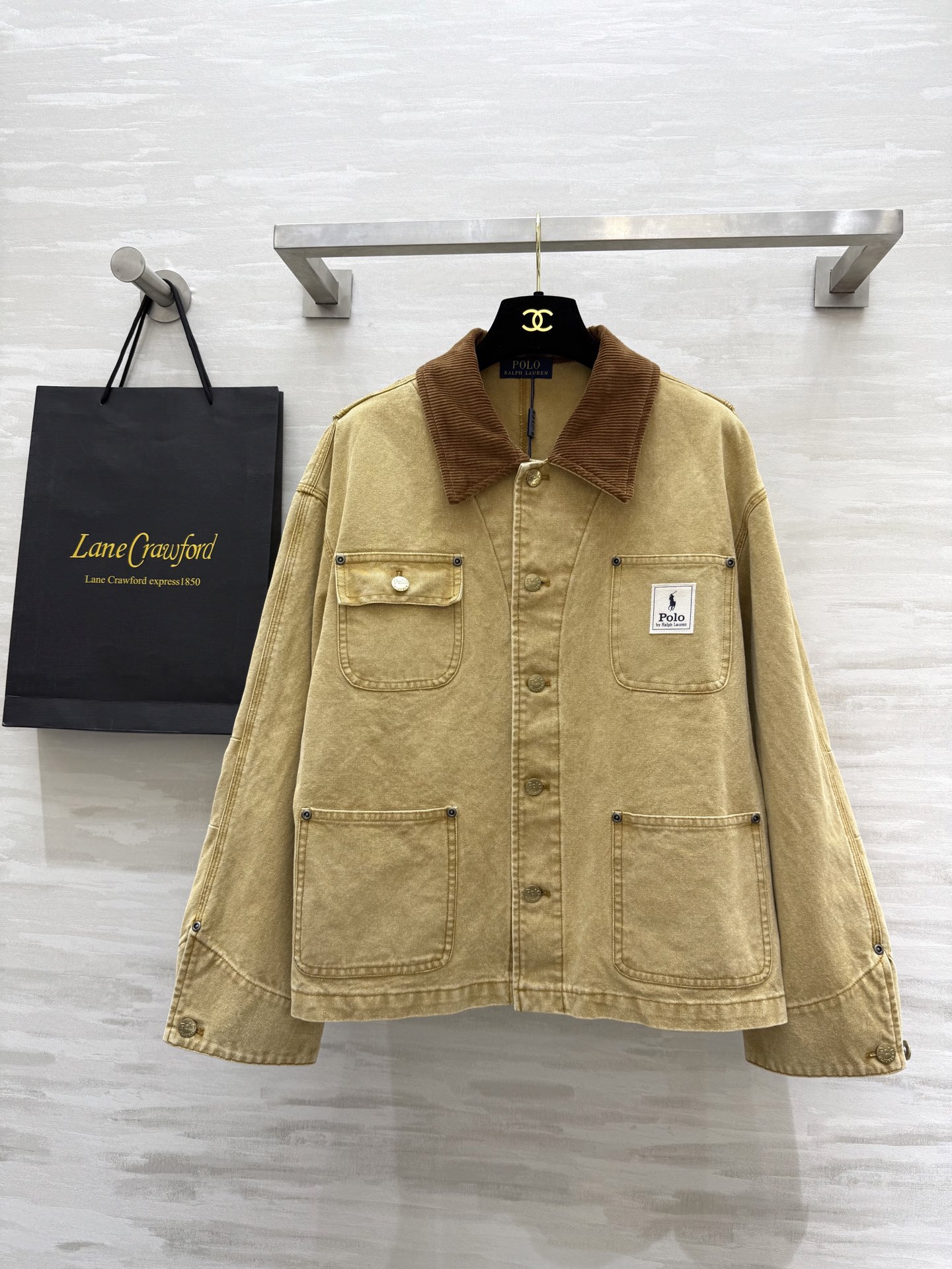 NO:318073,#RalphLauren Soo-jing same cotton canvas jacket The cotton canvas jacket has been specially dyed to present a unique tone The silhouette is casual with corduroy collar Patch pockets and signature braided patches and metal buttons The burly wear hem adds glory to the pragmatic style High quality customization Spot sizeS/M/L (size s shoulder width 51, bust 102, garment length 56), loro piano, jackets & coats, alexander wang19860909#RalphLauren 秀晶同款棉帆布夹克 棉质帆布夹克经过特殊染色 呈现出独特的色调 廓形休闲配有灯芯绒衣领 贴袋以及标志性编织贴片和金属纽扣等细节 毛边磨损下摆为实用主义风格增添了光彩 高品质定制 现货首发sizeS/M/L（s码肩宽51,胸围102,衣长56）,,loro piana,jackets & coats,alexander wang,Women's clothing