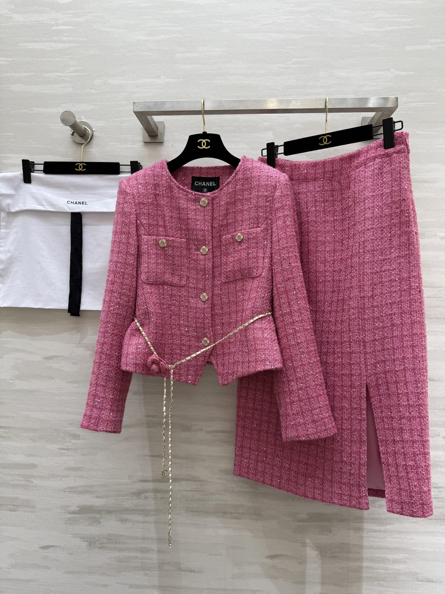 NO:318054,#CHANE Haute Clothing Series Heavy Industry Bead Chip Short Tweed Set Star Glory Bead Chip French Romantic Style Custom imported tweed fabrics Tight and thick texture Mixed sequins Like the stars in the night sky Glittering Classic waist-hugging silhouette Modified proportions Front shoulder-shoulder-shaped and sleeve-like natural upper body slim and temperament Matched with waist chain decoration reflects more refined female high-end sense and exquisiteness A-line skirt outline is not picky and easy to control, easy to cover hips, versatile skirt shape, high-quality customization Spot size36/38/40 (36 size shoulder width 36, bust 90, 50 length, skirt waist 66, hip 90, skirt length 76), Chanel, skirt yarn, alexander wang19860909#CHANE高定系列 重工珠片粗花呢短款套装 星耀珠片 法式浪漫风格 定制进口花呢精编面料 质地紧密厚实 混织亮片 犹如夜空中的漫天星辰 闪闪发光 经典收腰廓形 修饰比例 正肩肩型和袖身服帖自然 上身高级显瘦显气质 搭配腰链装饰 体现出更加精致女性高阶感和精致度 A字型半裙轮廓 不挑人好驾驭 轻松遮胯宽 裙型百搭 高品质定制 现货首发size36/38/40（36码肩宽36,胸围90,衣长50,半裙腰围66,臀围90,裙长76）,,chanel,skirts,alexander wang,Women's clothing