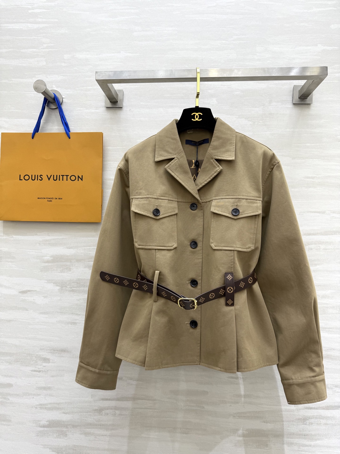 NO:318050,#Lv spring and summer new style, old-fashioned belt waist lapel windbreaker jacket, high-quality customization, spot first-time sizeS/M/L (size s shoulder width 43, bust 98, length 56, louis vuitton, jackets & coats, alexander wang19860909#Lv春夏新款 老花腰带收腰翻领风衣式外套 高品质定制 现货首发sizeS/M/L（s码肩宽43,胸围98,衣长56,,louis vuitton,jackets & coats,alexander wang,Women's clothing