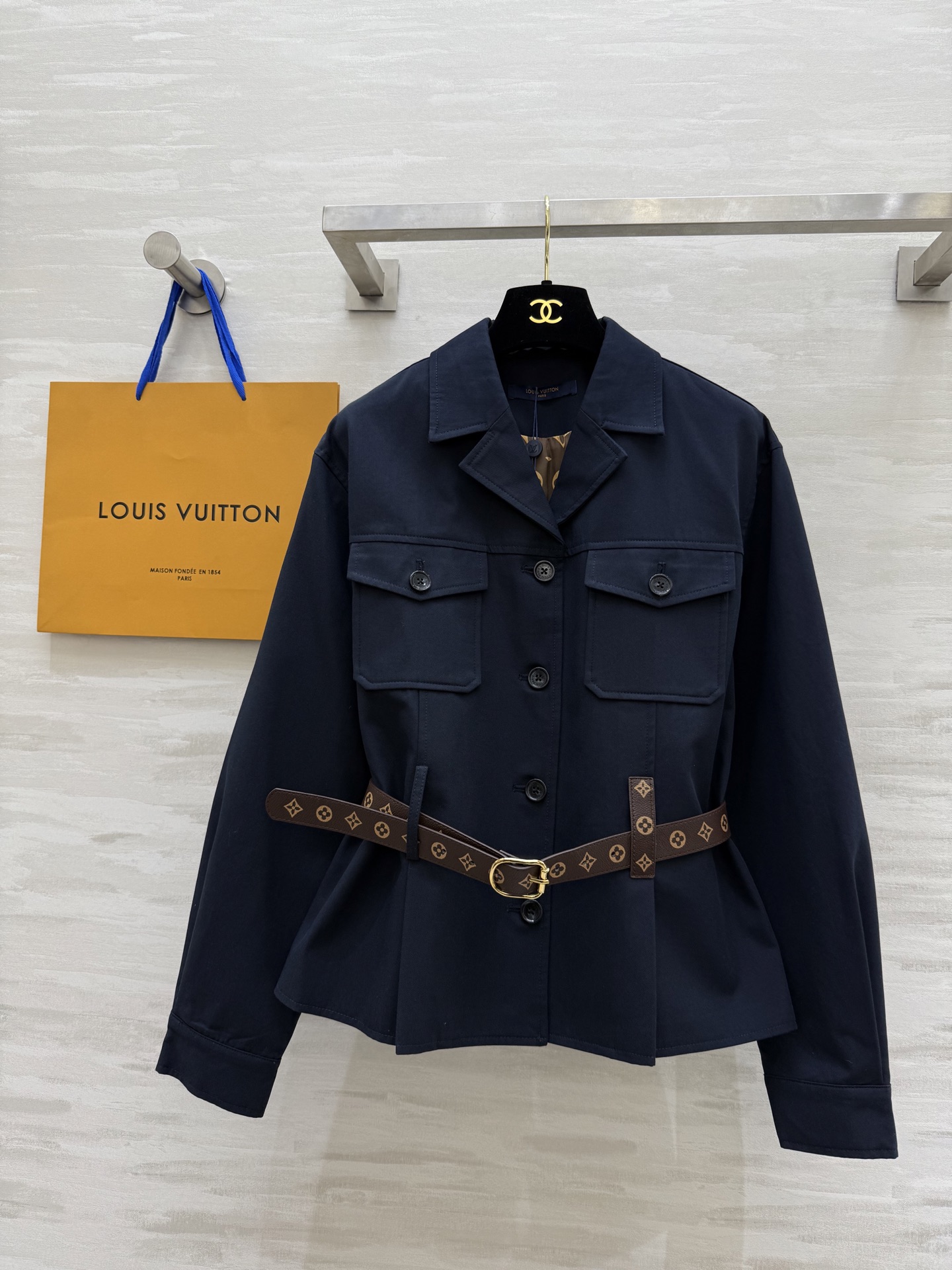 NO:318047,#Lv spring and summer new style, old-fashioned belt waist lapel windbreaker jacket, high-quality customization, spot first-time sizeS/M/L (size s shoulder width 43, bust 98, length 56),,louis vuitton, jackets & coats,alexander wang19860909#Lv春夏新款 老花腰带收腰翻领风衣式外套 高品质定制 现货首发sizeS/M/L（s码肩宽43,胸围98,衣长56）,,louis vuitton,jackets & coats,alexander wang,Women's clothing
