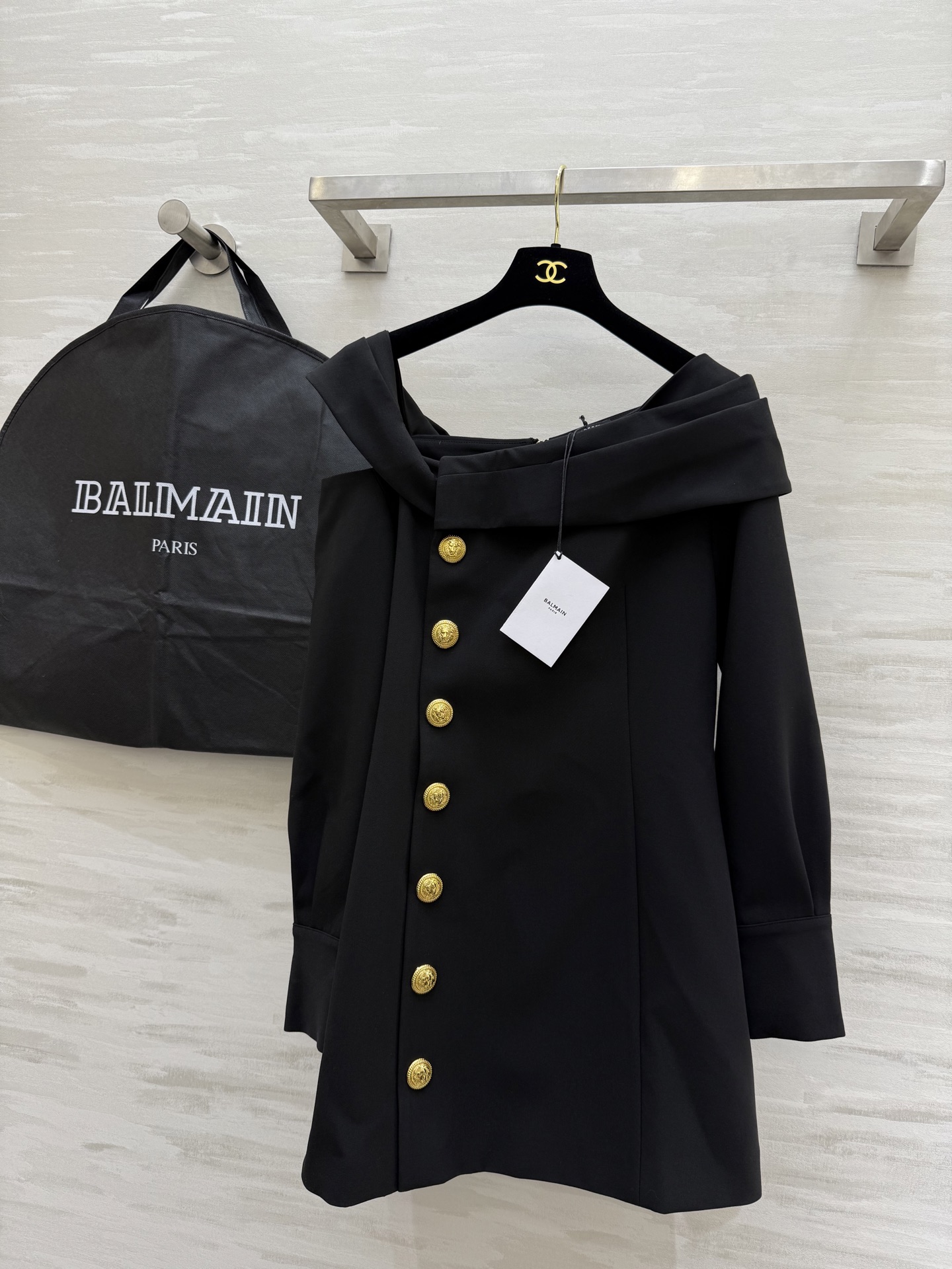 NO:318044,#Balmaiss new product Highly recommended Gold button decorative off-shoulder dress A skirt that looks fashionable and refuses to wear the same clothes The irregular off-shoulder design is very distinctive The side button decorative style is special enough Three-dimensional waist-hugging style design The upper body is A and cool High-quality customization Spot sizeS/M/L (Size S bust 84, skirt length 68), balmain, skirts, alexander wang19860909#Balmaiss新品 强烈推荐 金扣装饰斜肩连衣裙 很显时髦感又拒绝撞衫的一款裙子 不规则斜肩设计很有特色 侧边纽扣装饰版型足够特别 立体收腰版型设计 上身又A又飒 高品质定制 现货首发sizeS/M/L（S码胸围84,裙长68）,,balmain,skirts,alexander wang,Women's clothing